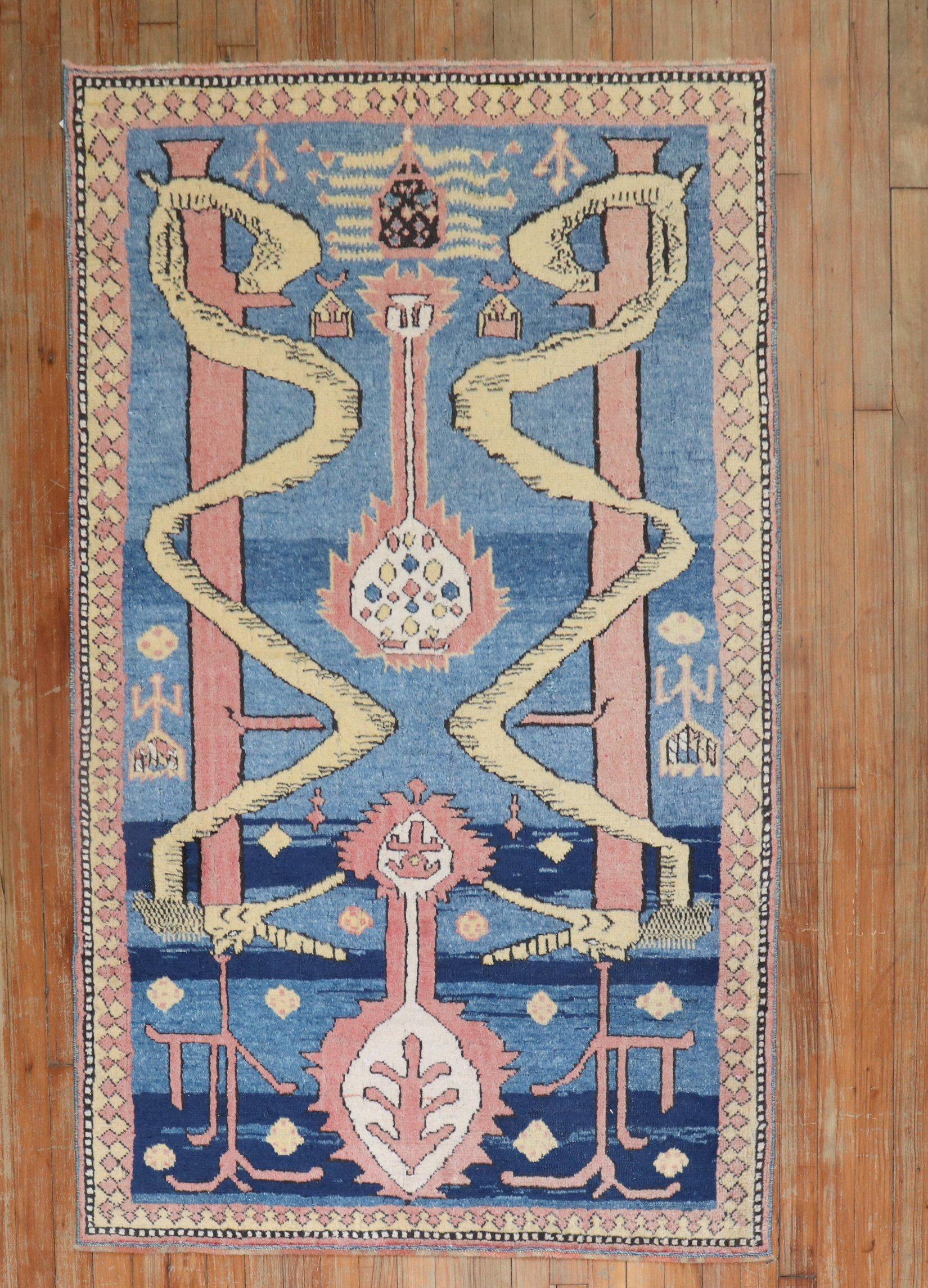 türkisch-anatolischer Teppich aus dem 3. Quartal des 20. Jahrhunderts mit 2 sich schlängelnden Schlangen auf blauem, gestreiften Grund.

Maße: 3'5' 'x 5'7''.
