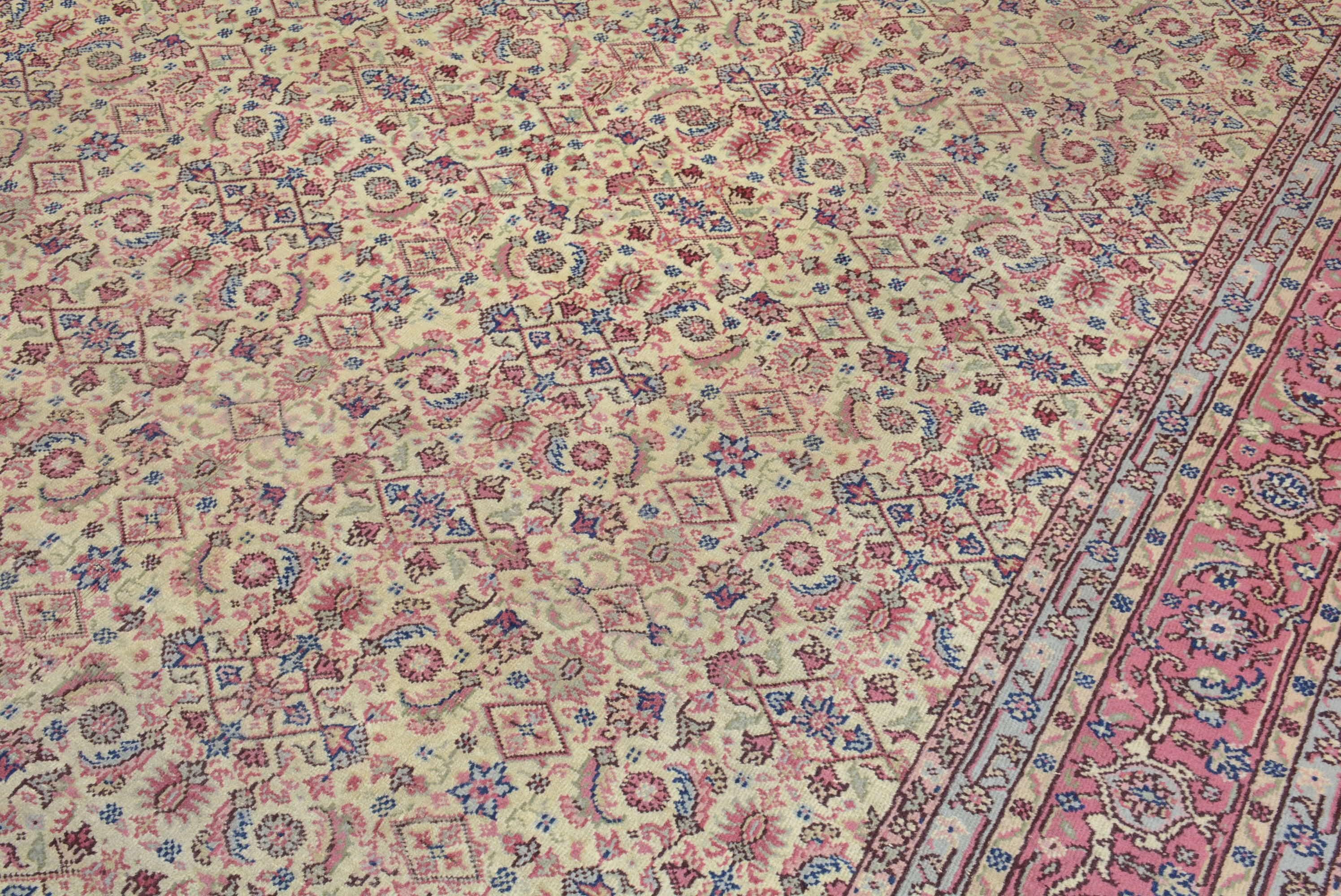 Ce tapis vintage Sparta de l'ouest de la Turquie, datant de 1935, présente un motif traditionnel Herati sur un fond ivoire et une bordure rose.  10' 6
