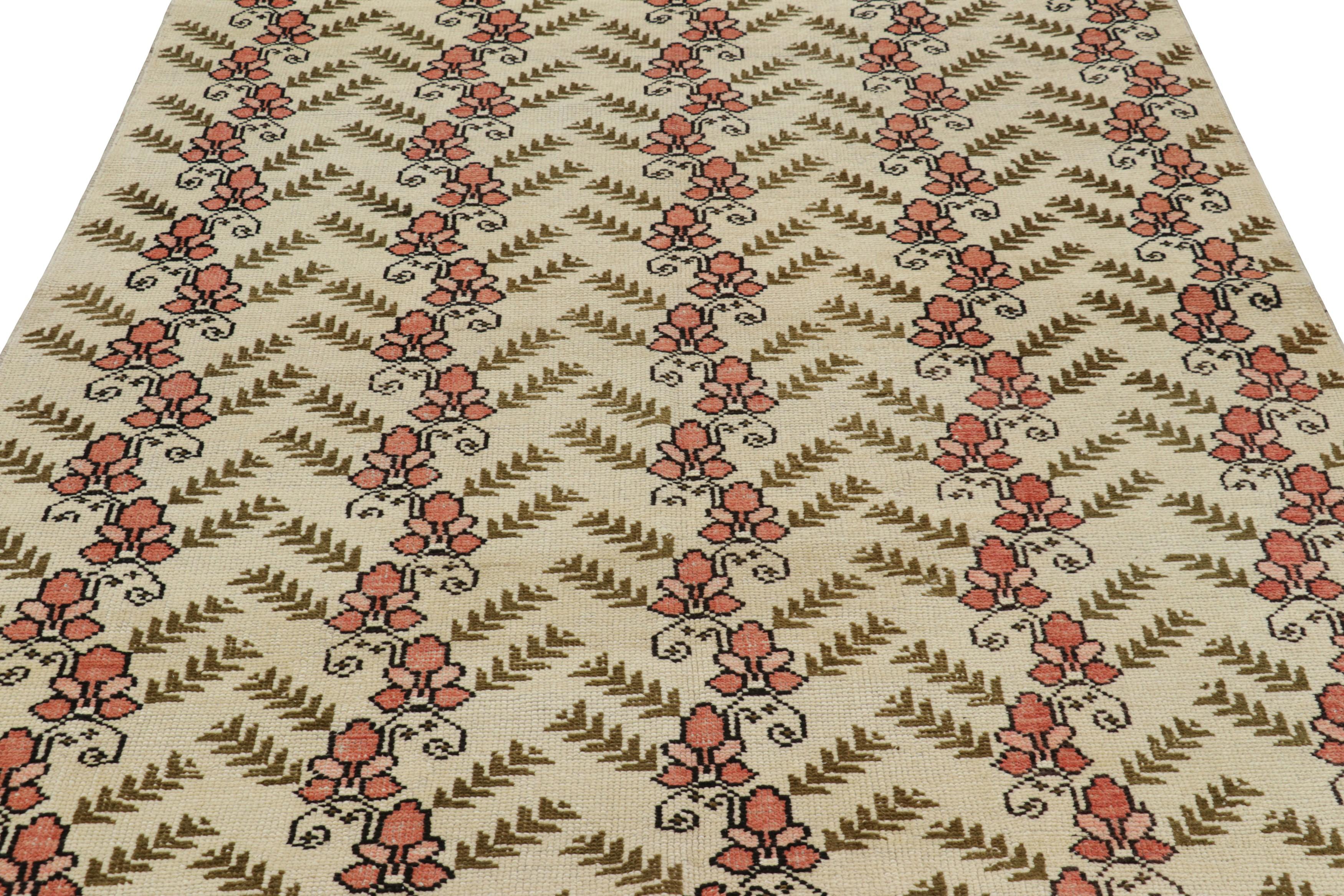 Fabricada con lana anudada a mano, esta alfombra turca Sparta vintage de 5x9 con un diseño floral es una nueva y emocionante incorporación a la colección de alfombras raras de mediados de siglo de Rug & Kilim.

Sobre el diseño:

Delicados motivos