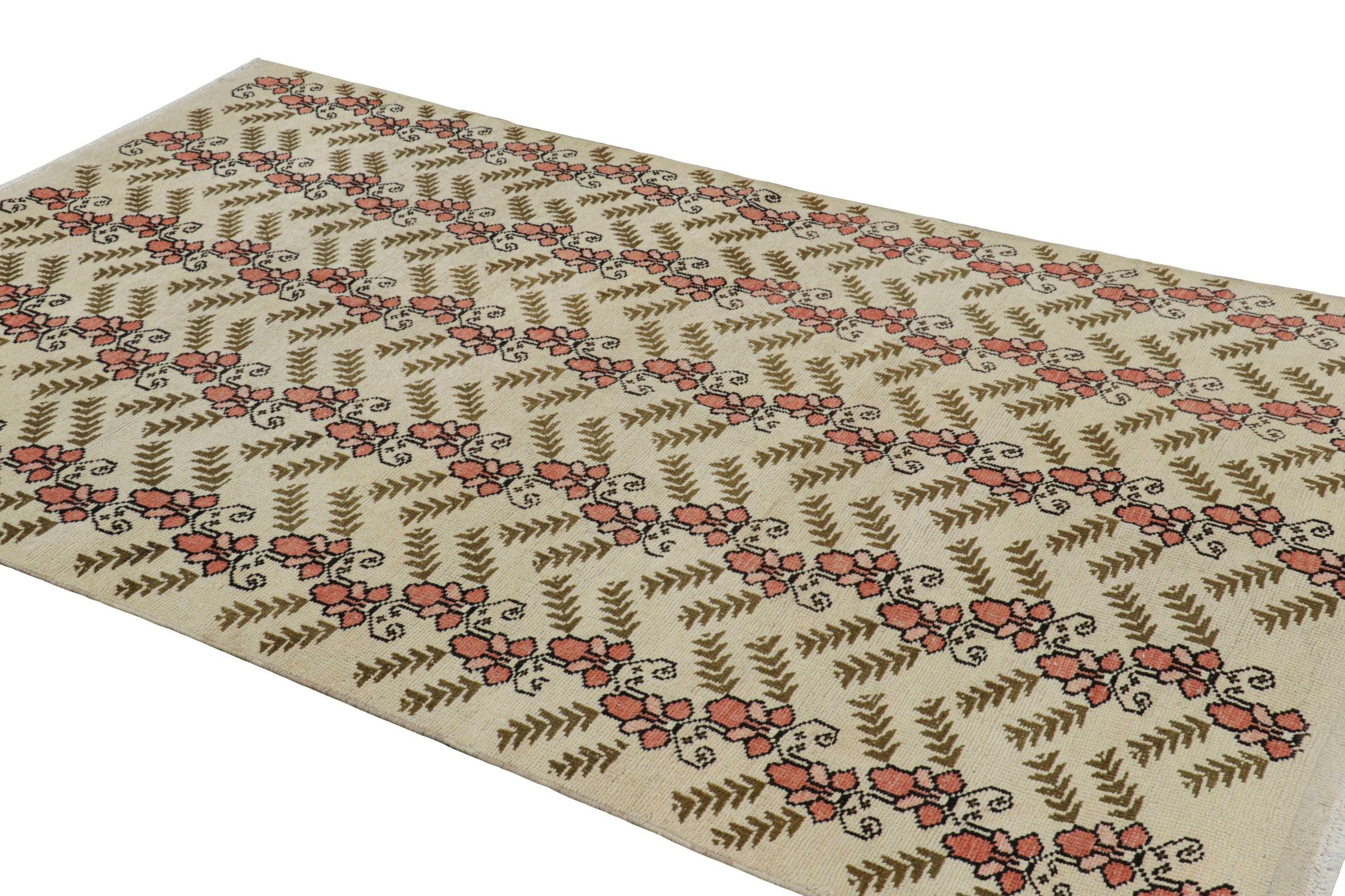 Alfombra turca vintage Sparta beige con motivos florales verdes y rosas  Rug & Kilim Anudado a mano en venta