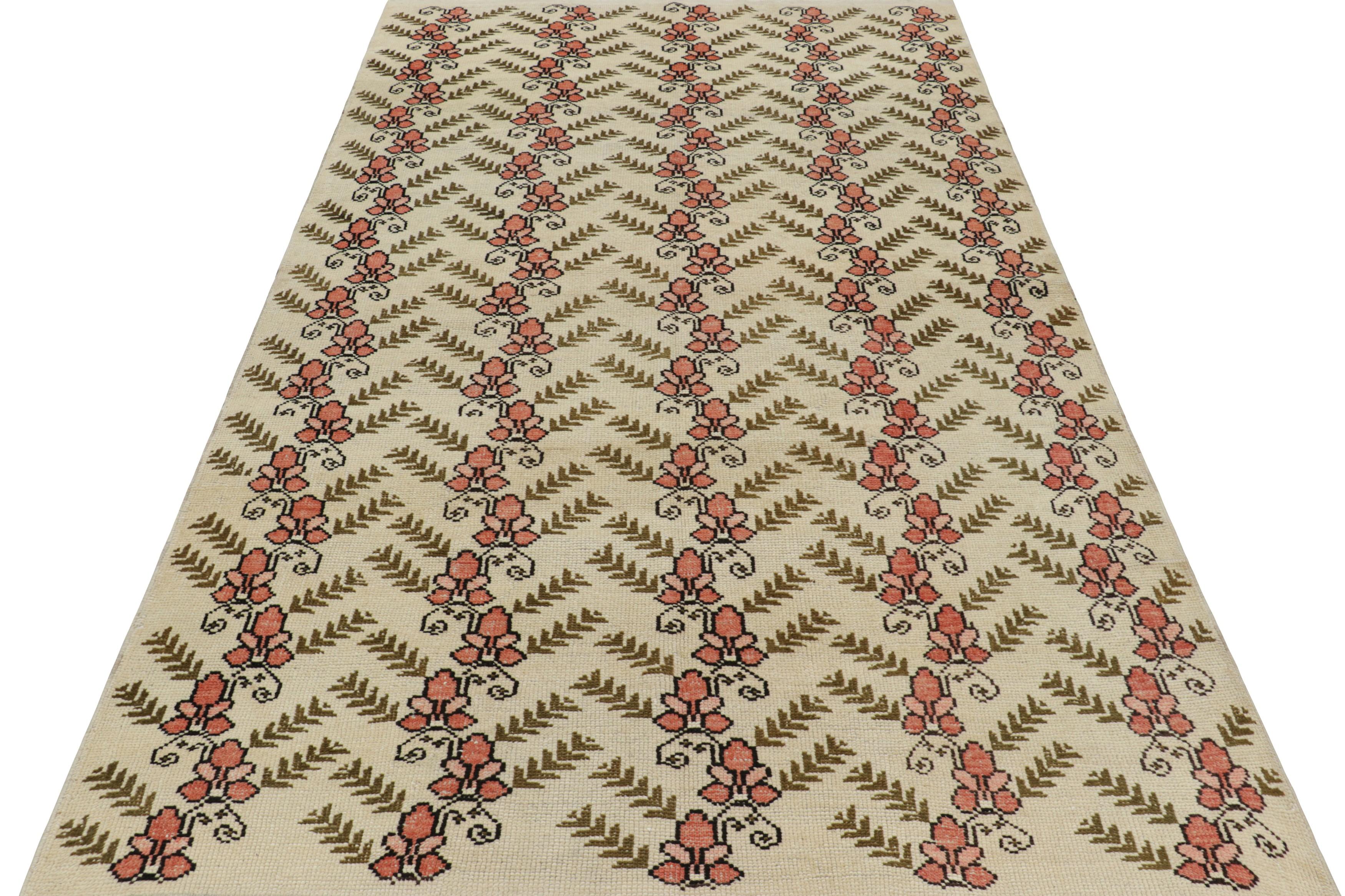 Alfombra turca vintage Sparta beige con motivos florales verdes y rosas  Rug & Kilim en Bueno estado para la venta en Long Island City, NY