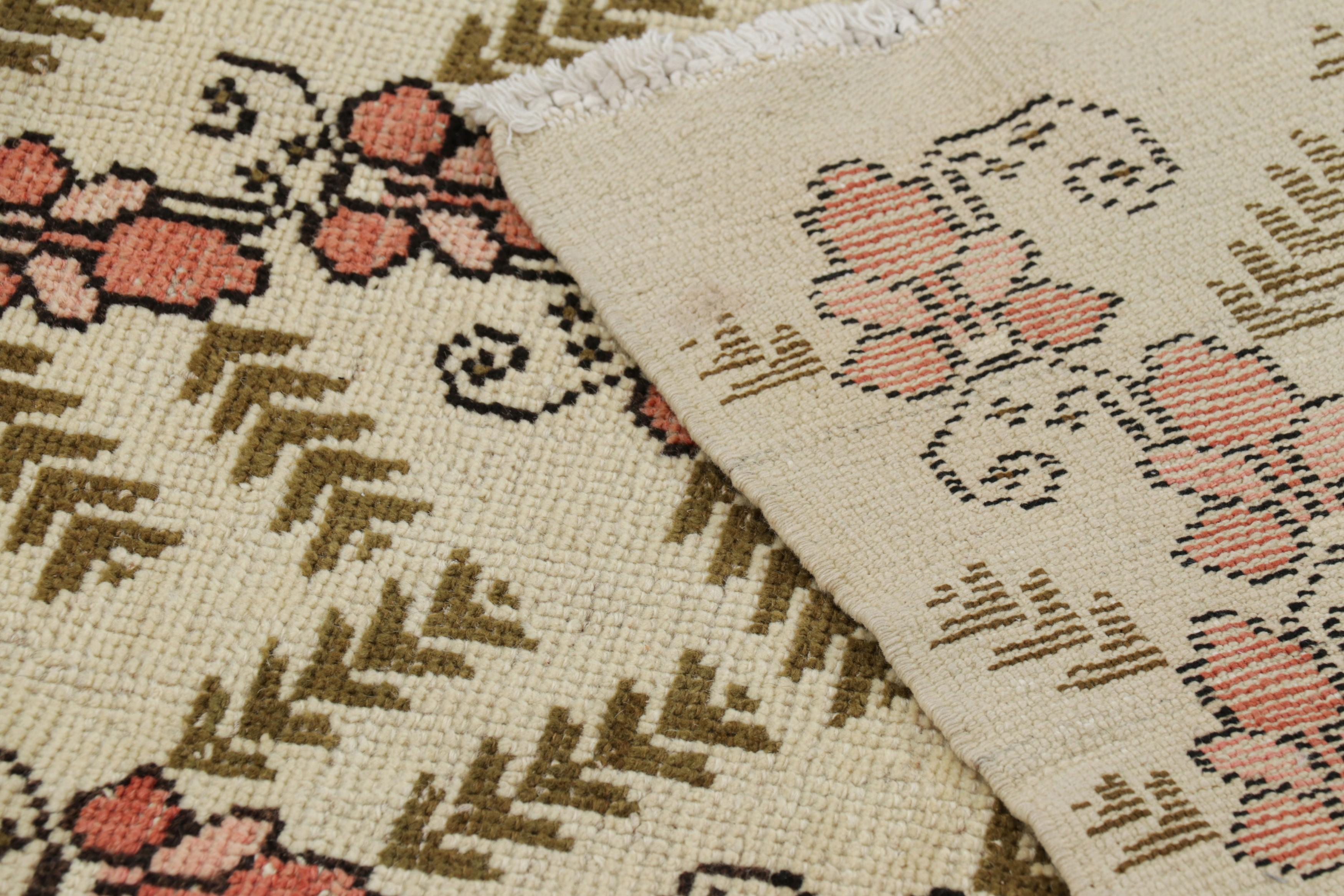 Alfombra turca vintage Sparta beige con motivos florales verdes y rosas  Rug & Kilim Lana en venta