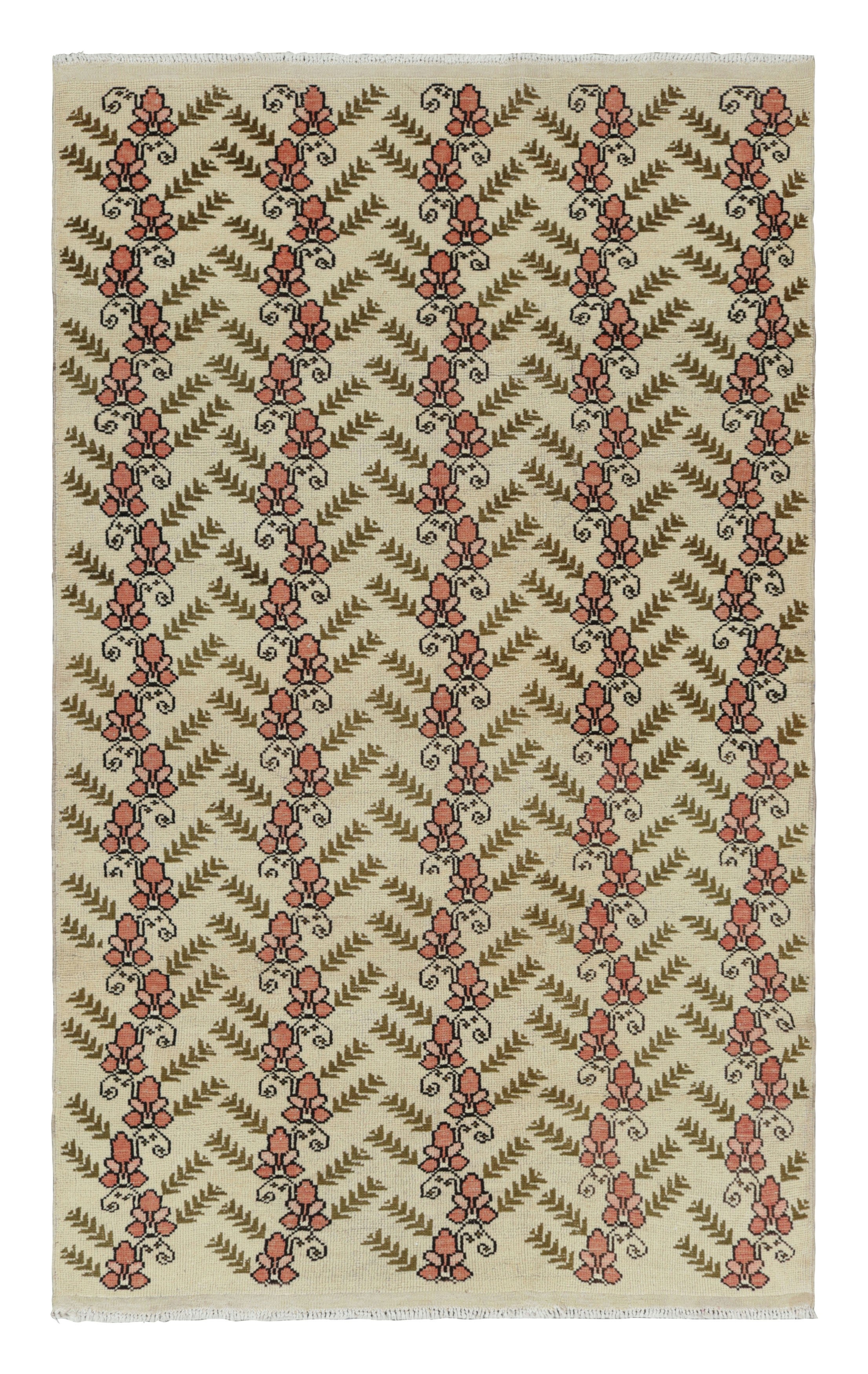 Alfombra turca vintage Sparta beige con motivos florales verdes y rosas  Rug & Kilim en venta