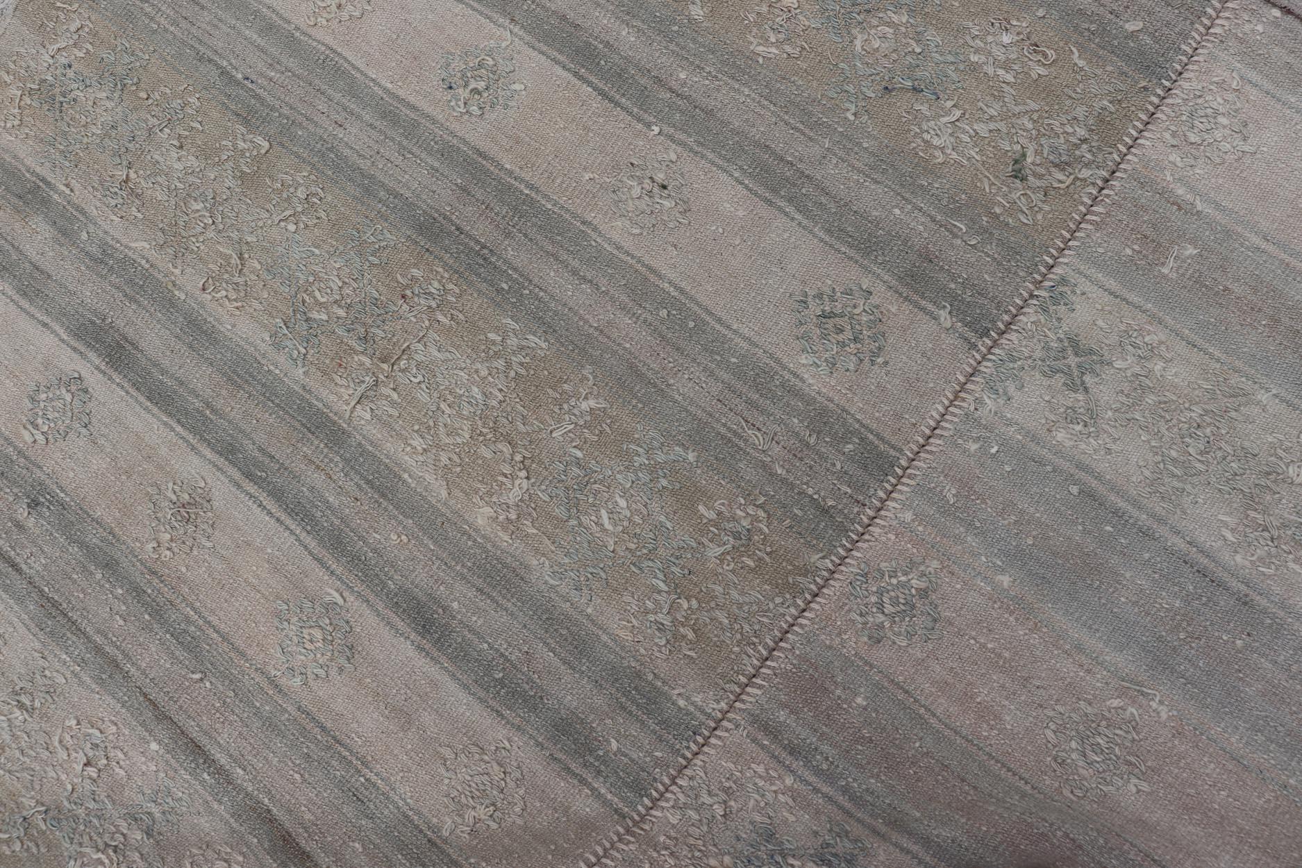 Türkischer quadratischer Vintage-Kilim-Teppich in weichen Pastellstreifen  11'0 x 12'0 im Angebot 3