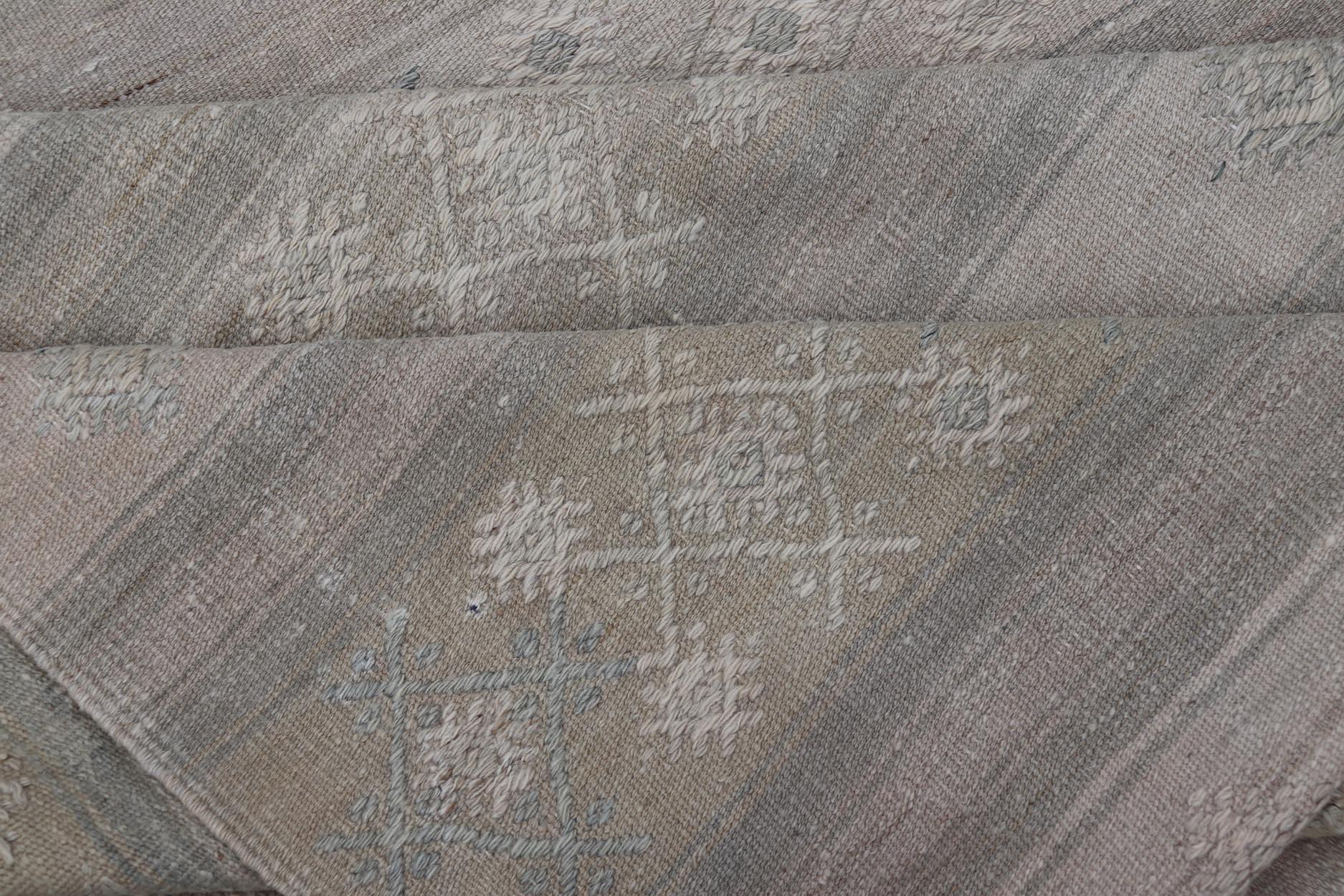 Türkischer quadratischer Vintage-Kilim-Teppich in weichen Pastellstreifen  11'0 x 12'0 im Angebot 4