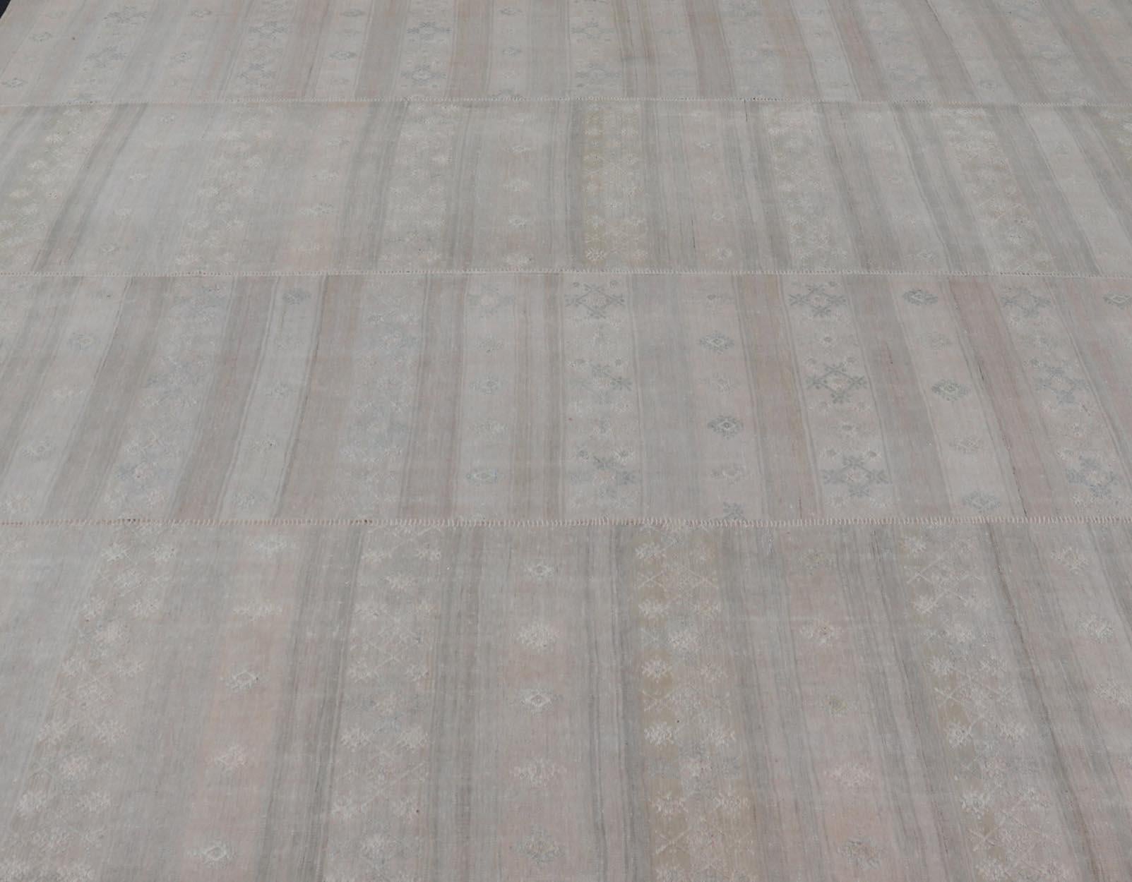 Maße: 11'0 x 12'0 
Türkischer quadratischer Vintage-Kilim-Teppich in weichen Pastellstreifen  11'0 x 12'0.
Keivan Woven Arts / Teppich / EN-15809 Herkunftsland / Art: Türkei / Kelim 

Der quadratische türkische Kelimteppich zeichnet sich durch eine