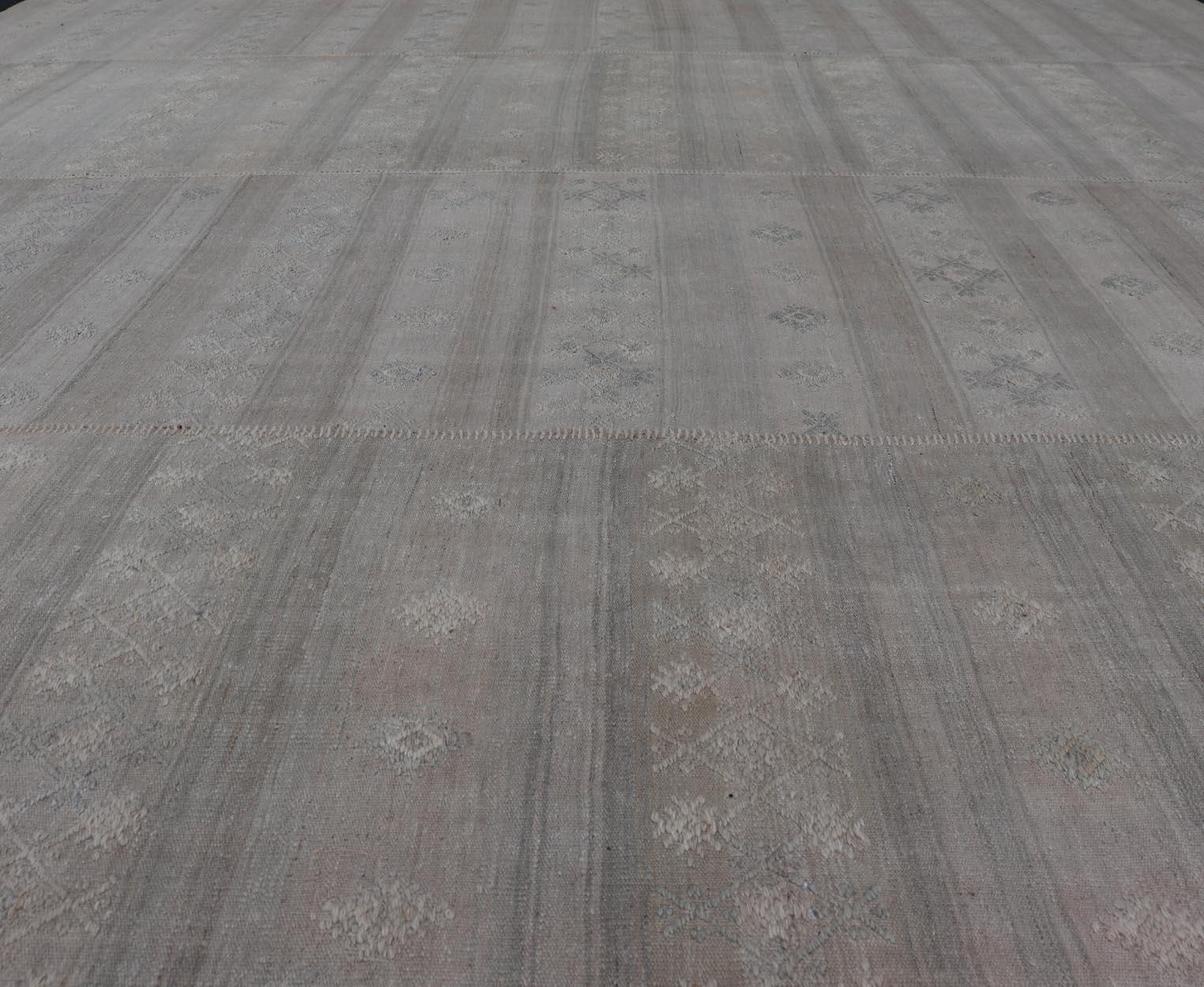 Türkischer quadratischer Vintage-Kilim-Teppich in weichen Pastellstreifen  11'0 x 12'0 (Kelim) im Angebot