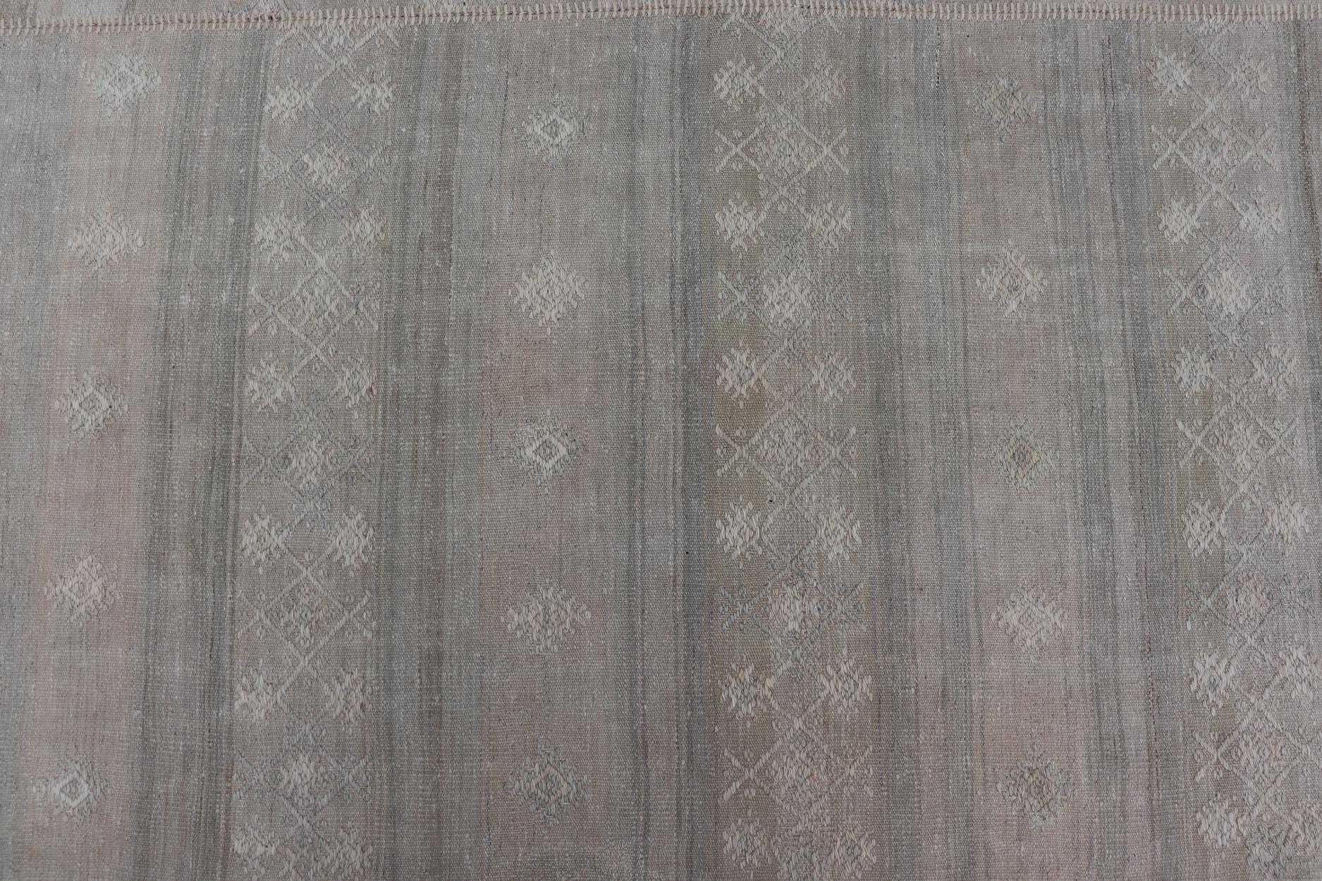 Türkischer quadratischer Vintage-Kilim-Teppich in weichen Pastellstreifen  11'0 x 12'0 (Handgewebt) im Angebot