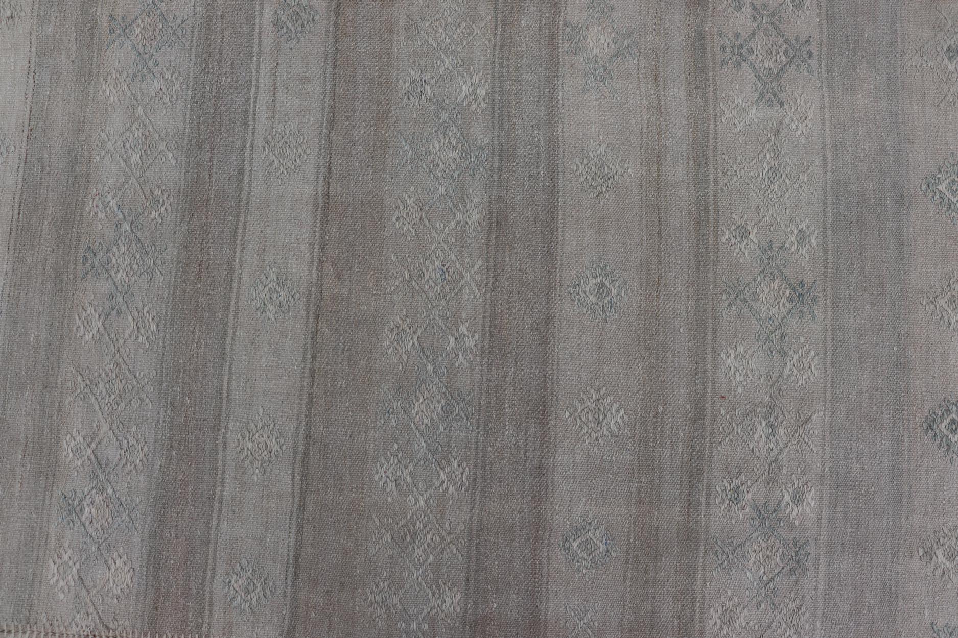 Türkischer quadratischer Vintage-Kilim-Teppich in weichen Pastellstreifen  11'0 x 12'0 im Zustand „Gut“ im Angebot in Atlanta, GA