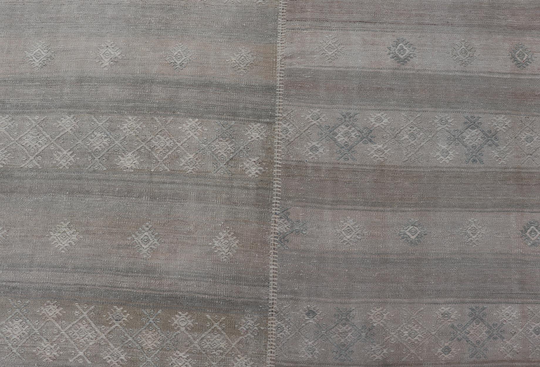 Türkischer quadratischer Vintage-Kilim-Teppich in weichen Pastellstreifen  11'0 x 12'0 (20. Jahrhundert) im Angebot