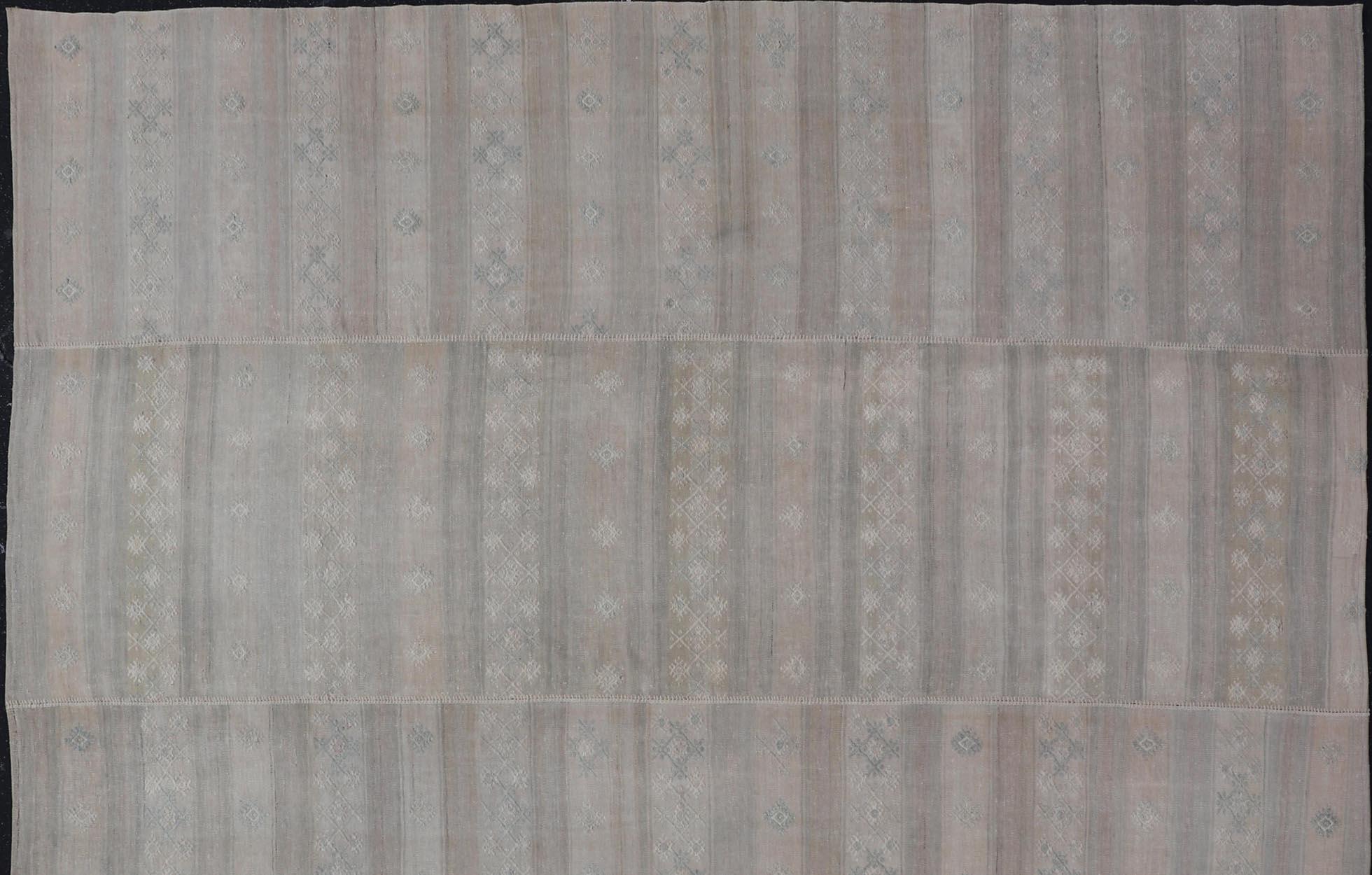 Türkischer quadratischer Vintage-Kilim-Teppich in weichen Pastellstreifen  11'0 x 12'0 (Wolle) im Angebot