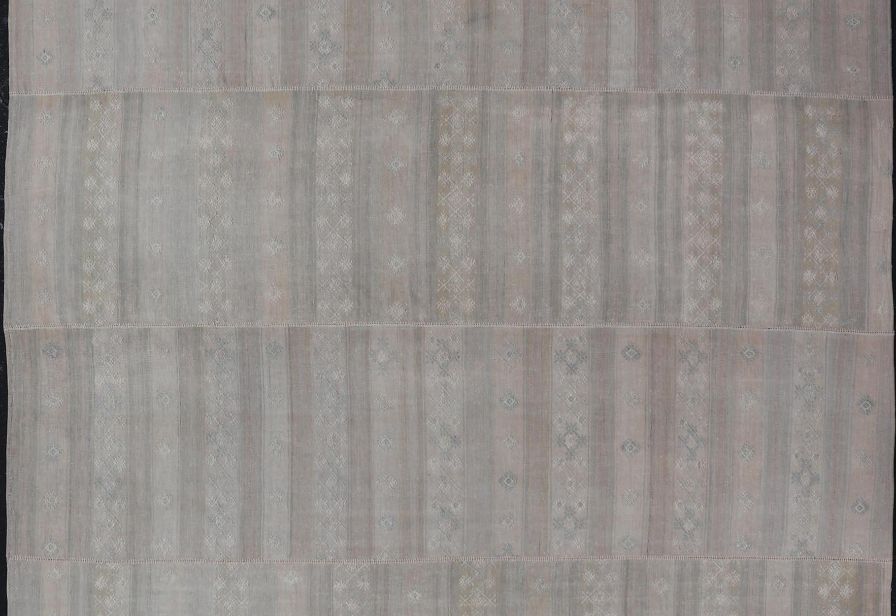 Türkischer quadratischer Vintage-Kilim-Teppich in weichen Pastellstreifen  11'0 x 12'0 im Angebot 1