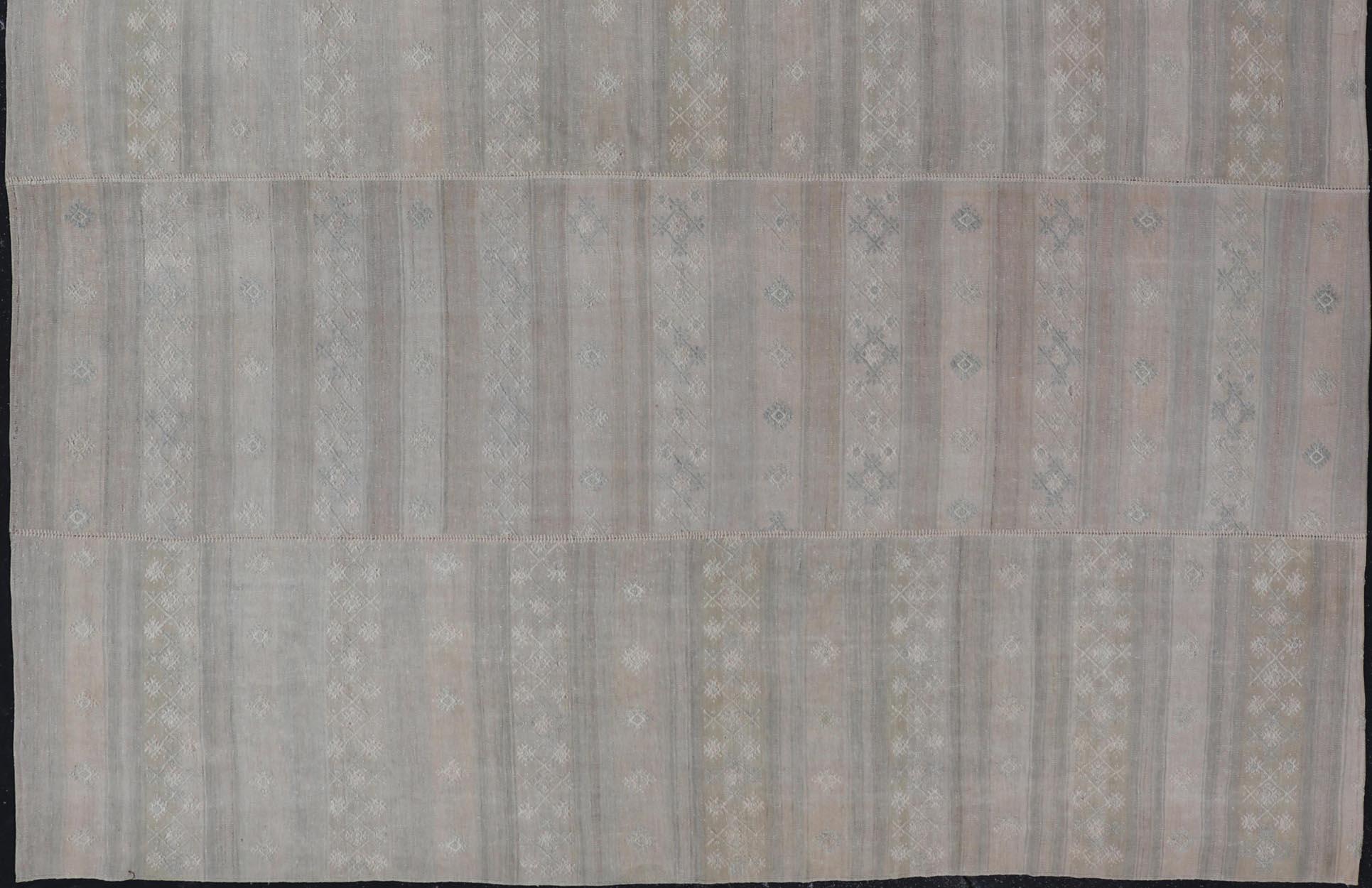 Türkischer quadratischer Vintage-Kilim-Teppich in weichen Pastellstreifen  11'0 x 12'0 im Angebot 2