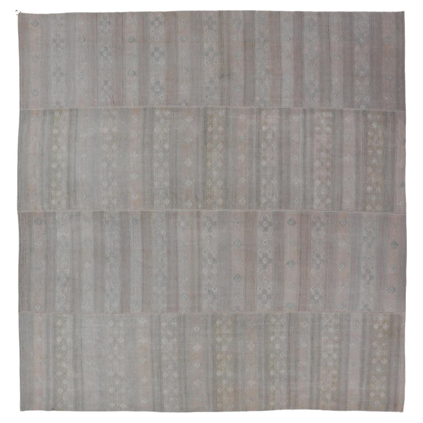 Rug
Kilim vintage turc à rayures douces et pastel 11
0 x 12
0