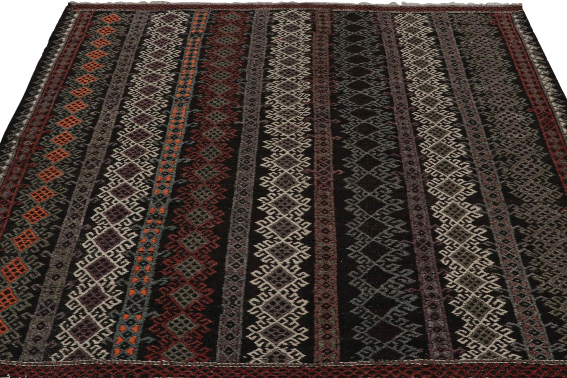 Quadratischer türkischer Vintage-Teppich mit geometrischen Mustern von Rug & Kilim (Türkisch) im Angebot