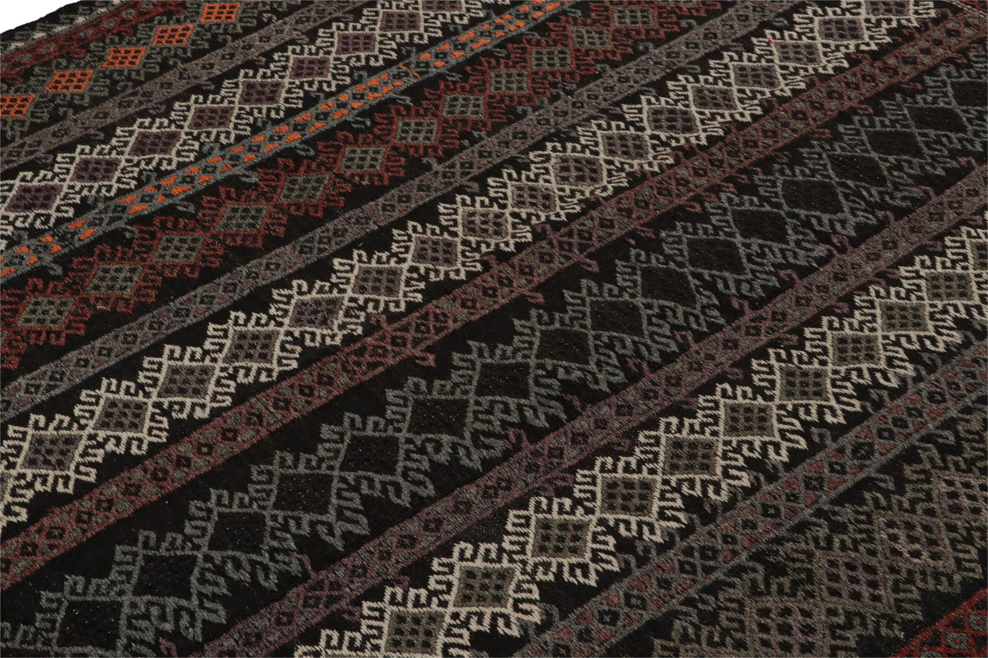 Quadratischer türkischer Vintage-Teppich mit geometrischen Mustern von Rug & Kilim (Handgeknüpft) im Angebot