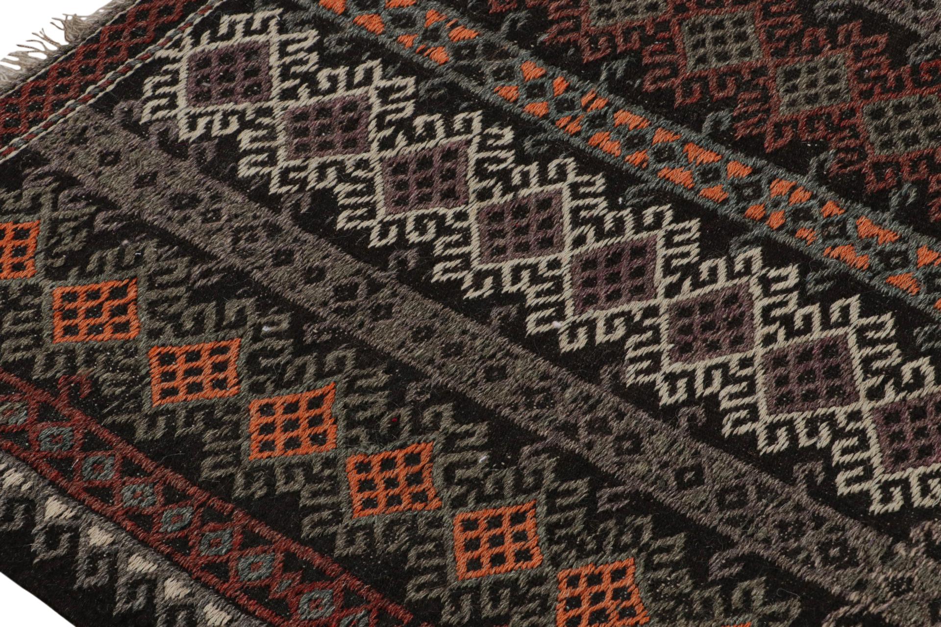 Alfombra cuadrada turca vintage, con motivos geométricos, de Rug & Kilim en Bueno estado para la venta en Long Island City, NY