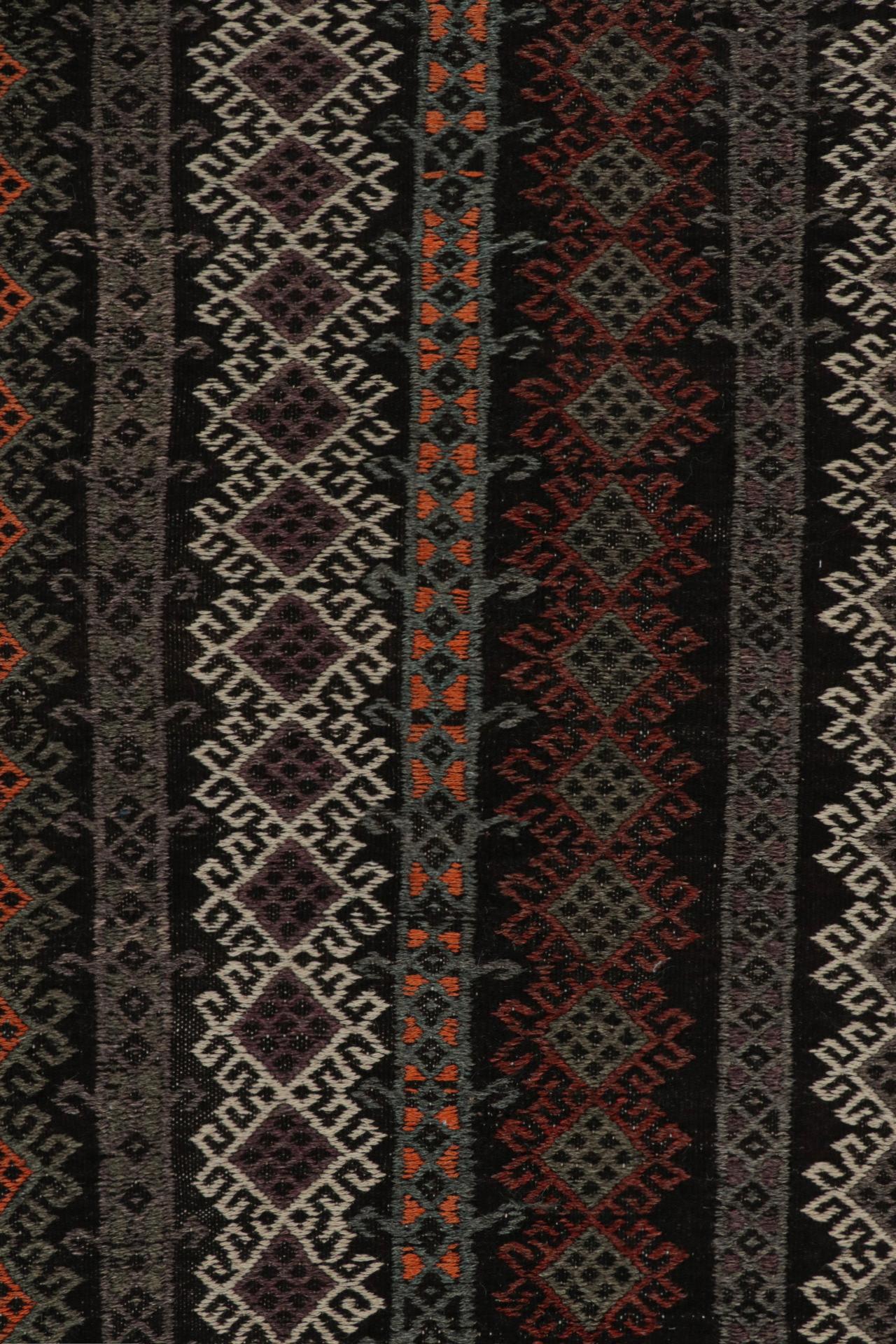 Quadratischer türkischer Vintage-Teppich mit geometrischen Mustern von Rug & Kilim (Ende des 20. Jahrhunderts) im Angebot