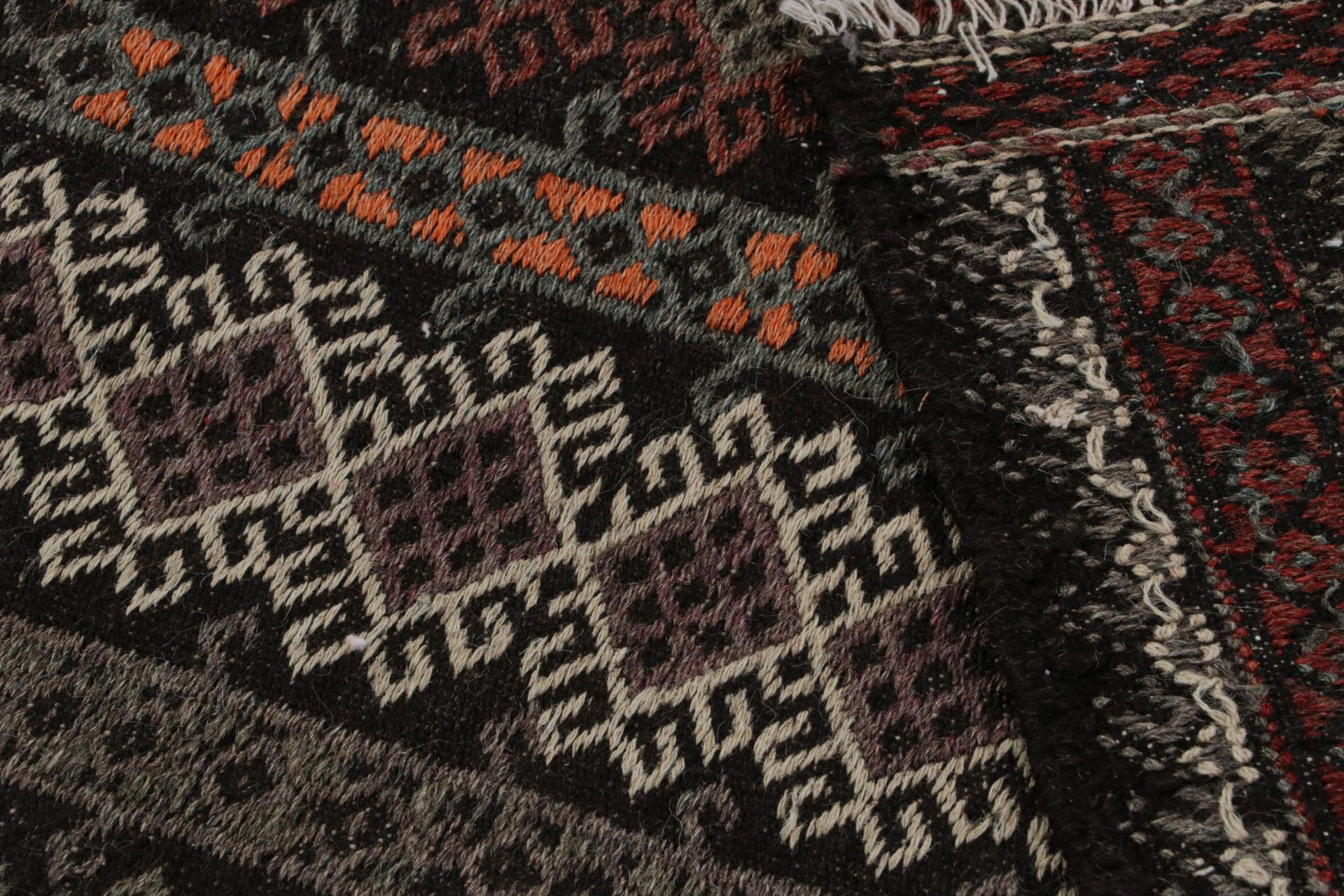 Quadratischer türkischer Vintage-Teppich mit geometrischen Mustern von Rug & Kilim (Wolle) im Angebot