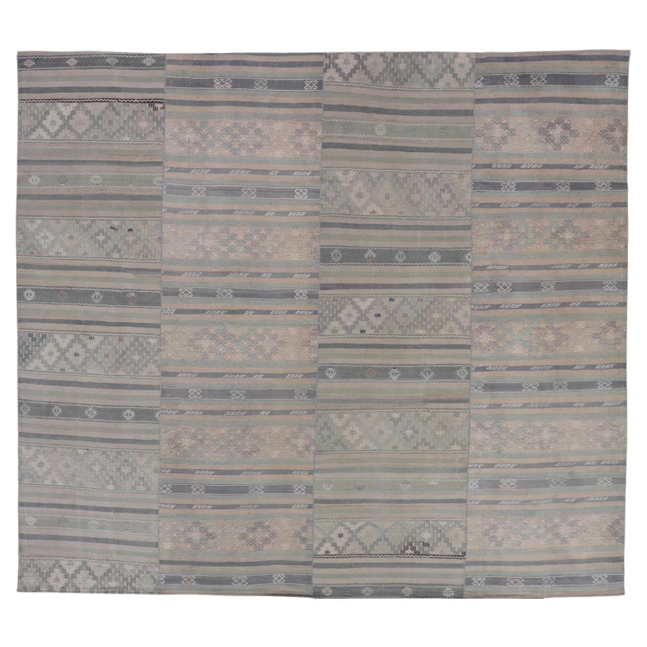 Kilim Vintage Turco a Rayas en Azul Grisáceo, Verde y Tonos Tierra 9
8 x 11
5 en venta