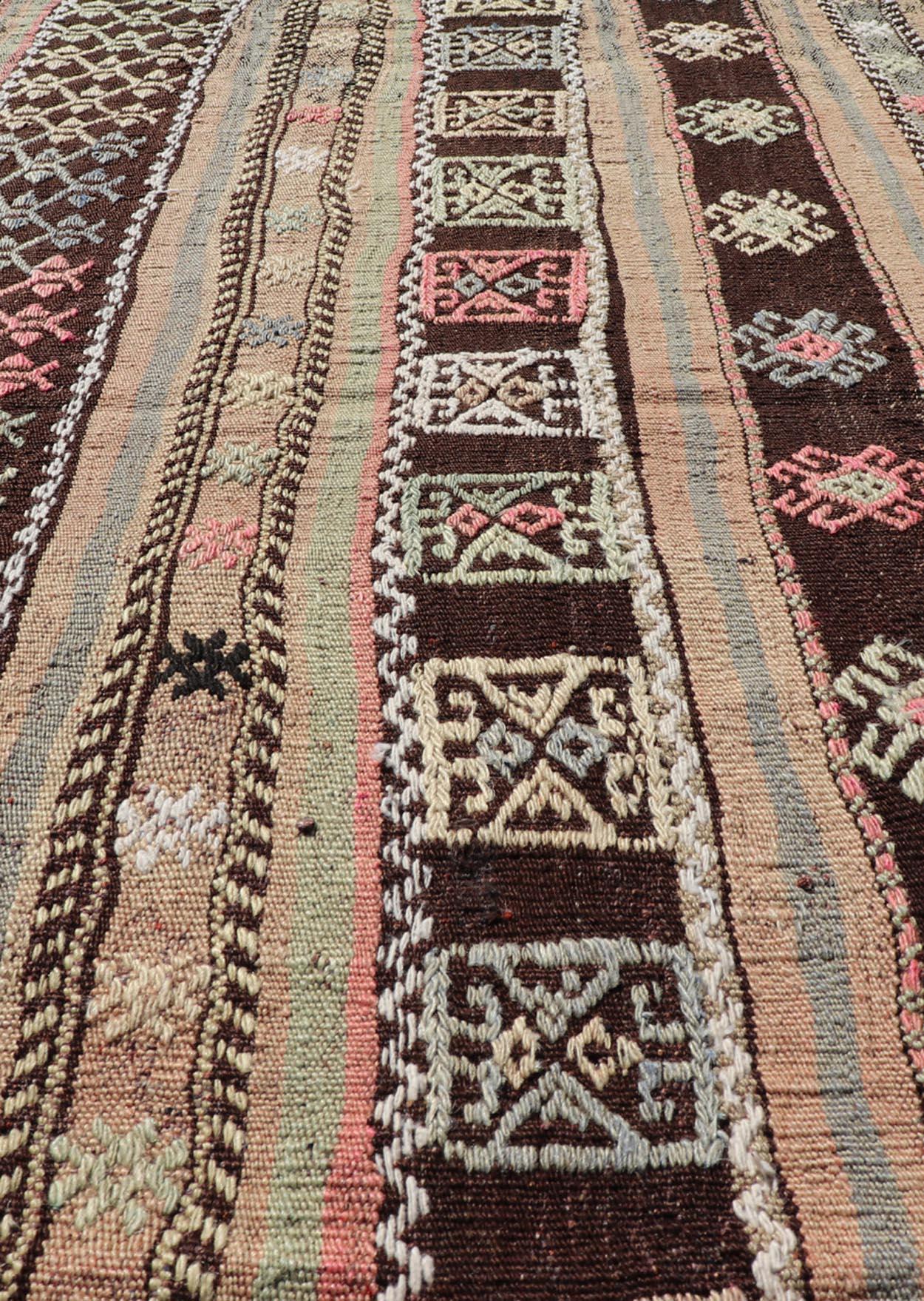 Türkisch gestreift, handgewebt, Vintage  Kelim mit geometrischem Design im Angebot 4