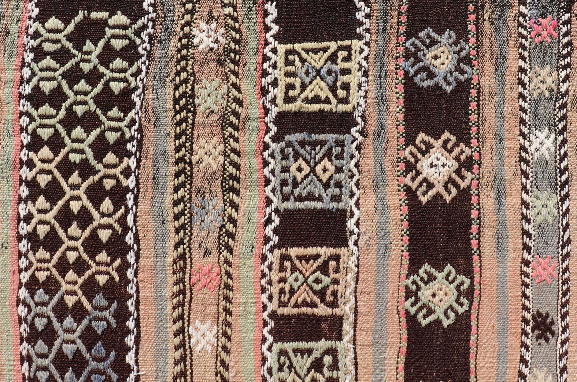 Gestreifter, handgewebter kleiner türkischer Kelim mit geometrischen Mustern in Dunkelbraun. Teppich TU-NED-5037, Herkunftsland / Art: Türkei / Kelim, etwa Mitte des 20. Jahrhunderts.

Maße: 2'6 x 4'7 

Dieser flachgewebte Kelim aus der Türkei