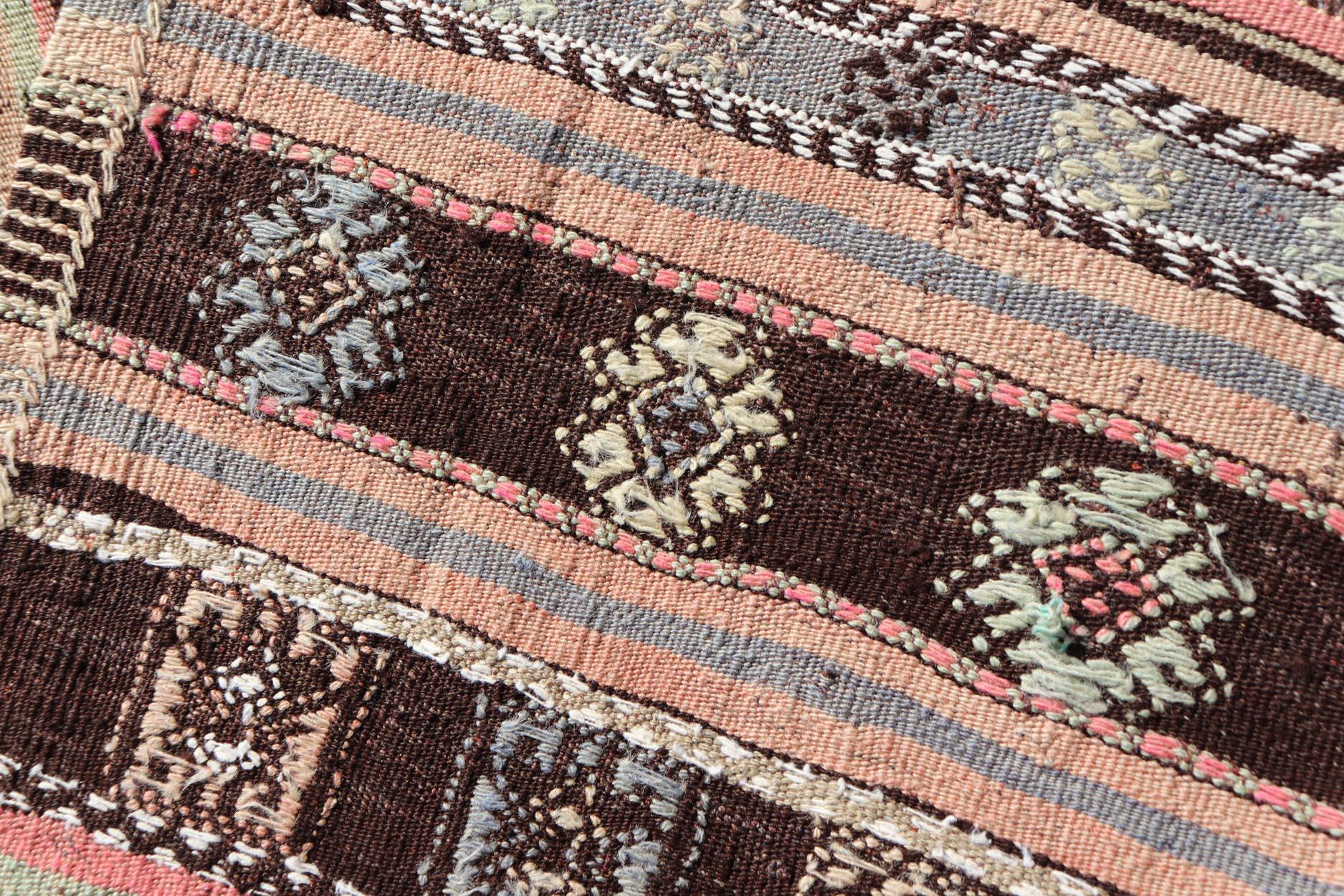 Türkisch gestreift, handgewebt, Vintage  Kelim mit geometrischem Design im Angebot 1