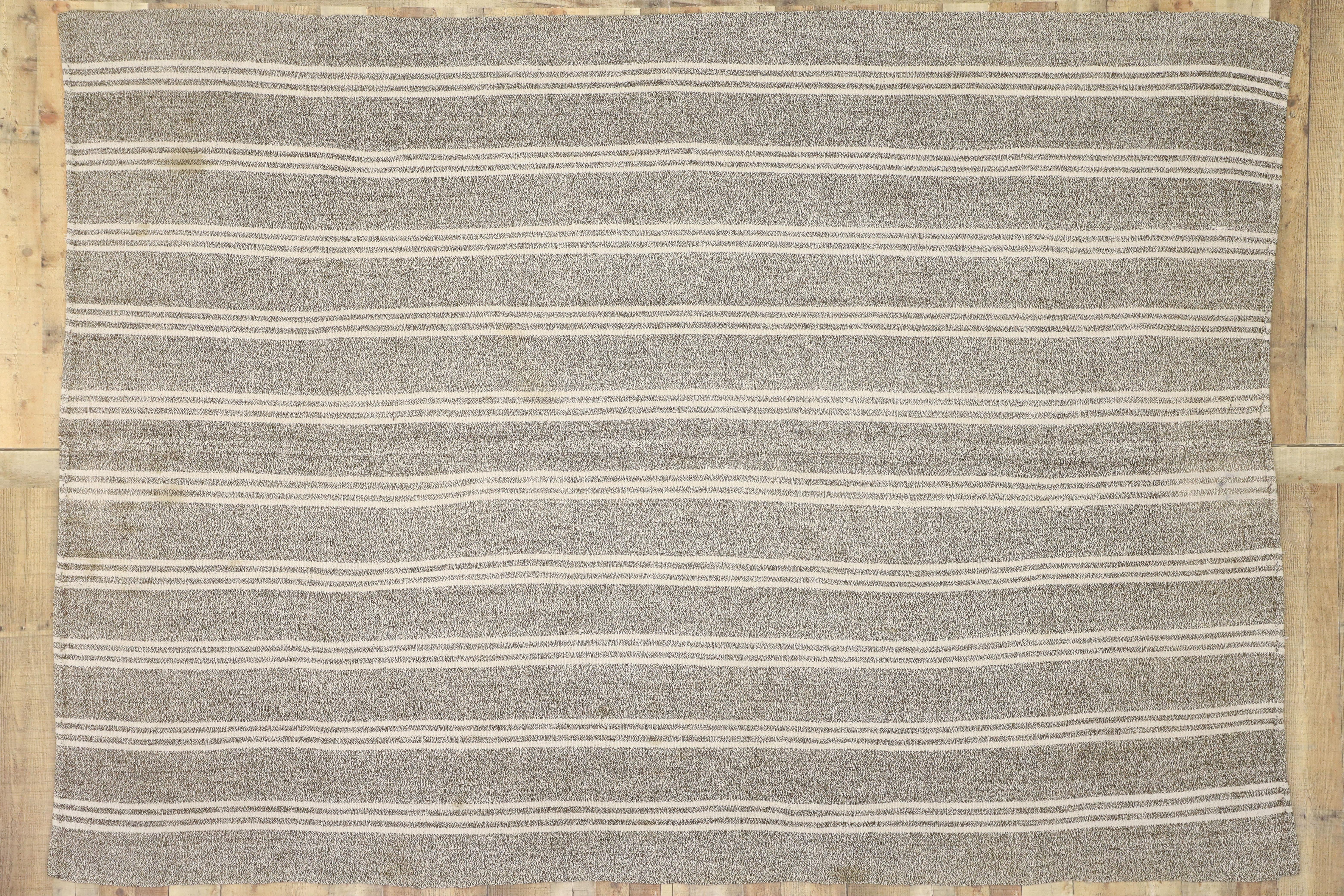 Alfombra turca vintage de rayas Kilim de estilo Modern Industry en venta 1