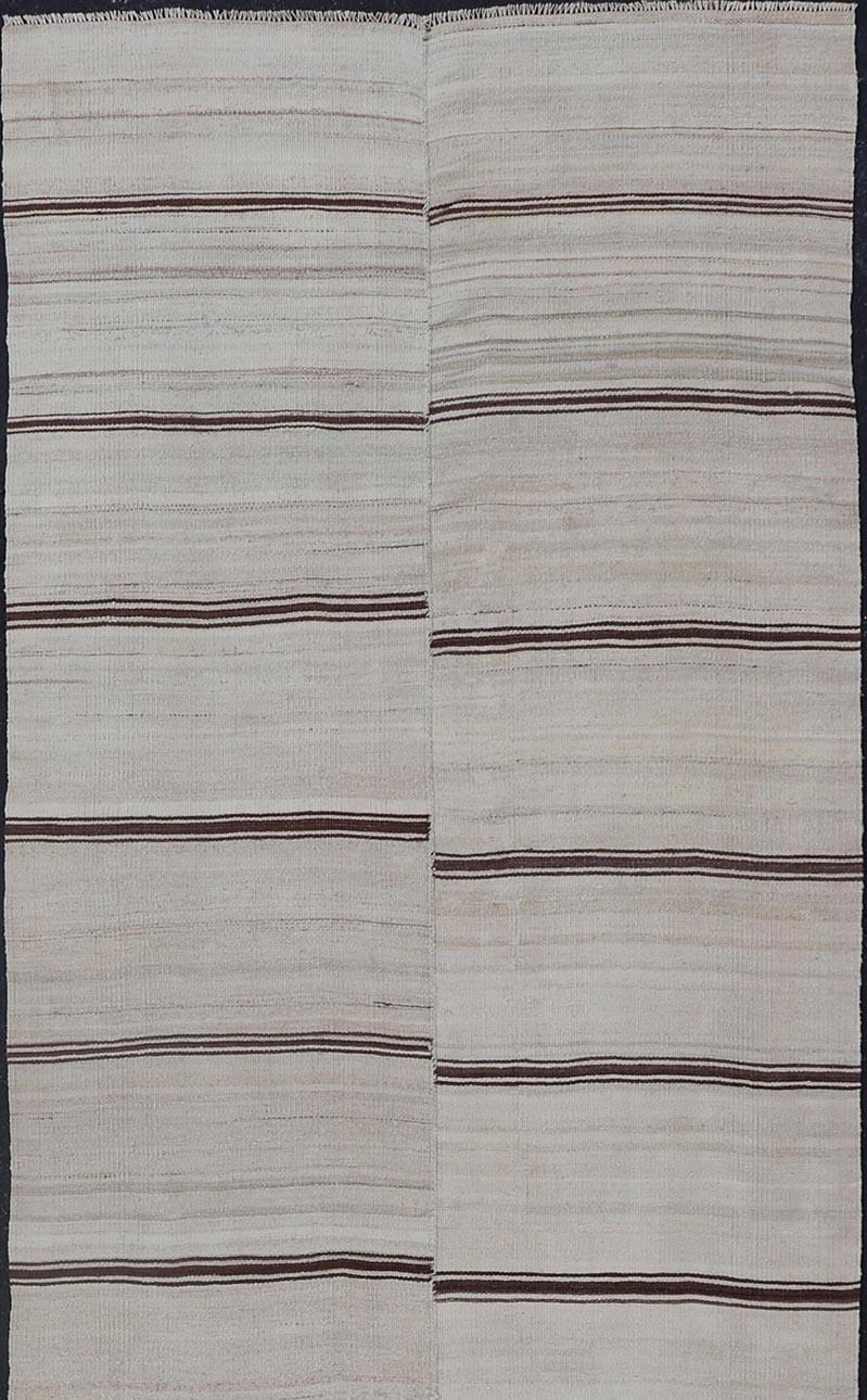 Vintage Turkish Kilim Gallery mit horizontalen Streifen in Braun und Creme. Keivan Woven Arts / Teppich EN-13439, Herkunftsland / Art: Türkei / Kelim, etwa Mitte des 20. Jahrhunderts.
Maße: 4'2 x 12'8 