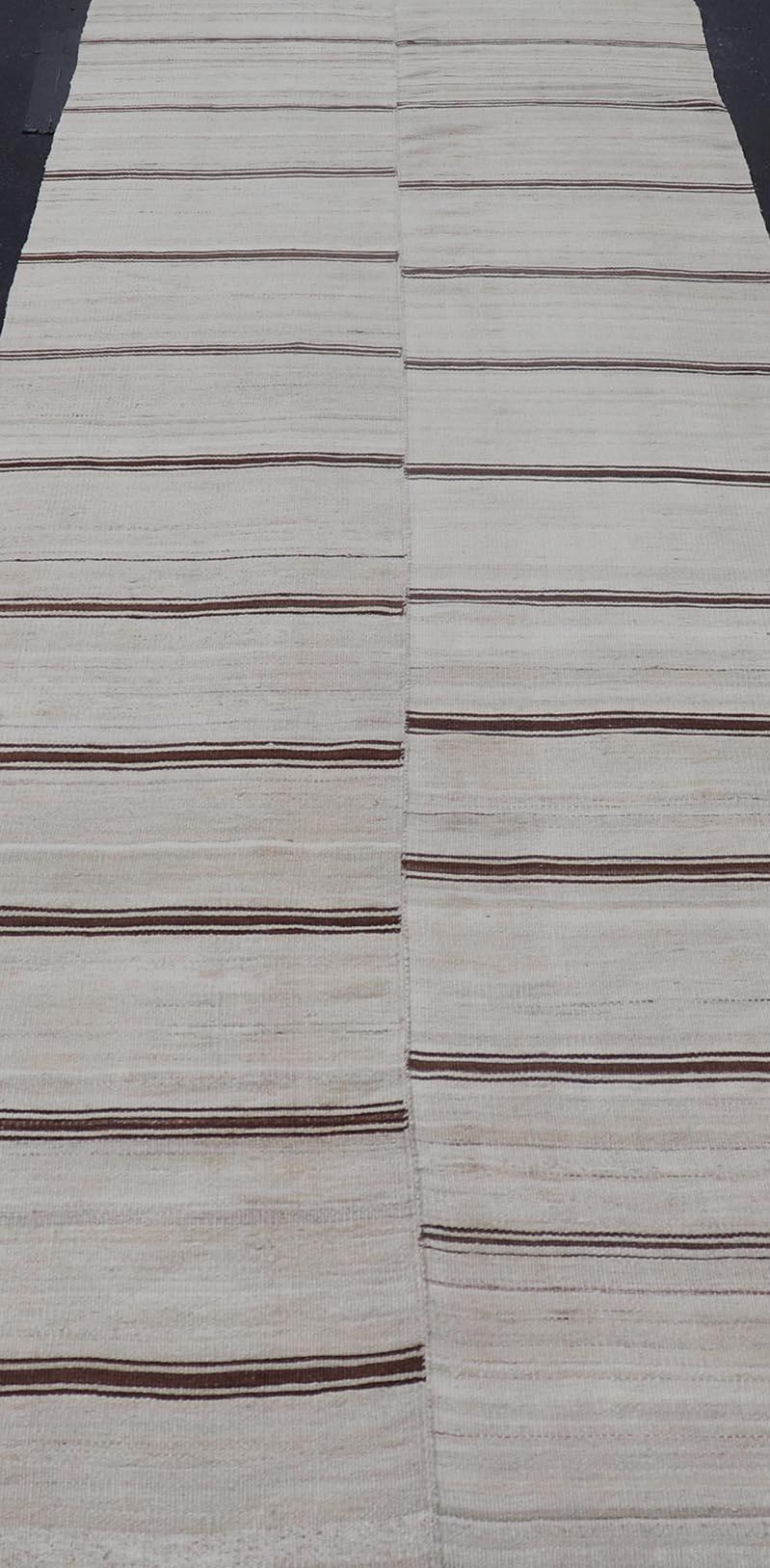 Vintage Turkish Striped Kilim Gallery in Braun & Creme 4'2 x 12'8 im Zustand „Gut“ im Angebot in Atlanta, GA