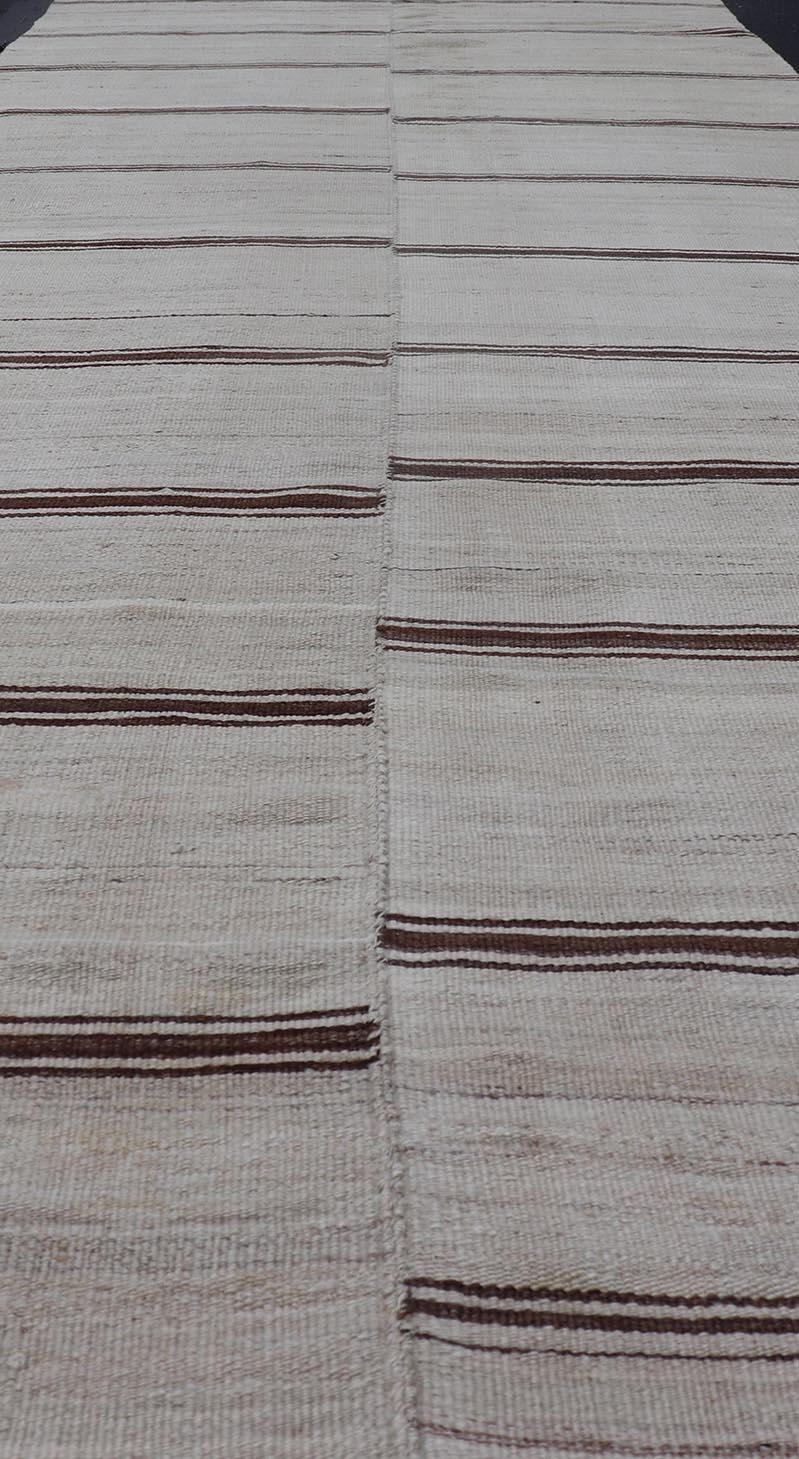 Vintage Turkish Striped Kilim Gallery in Braun & Creme 4'2 x 12'8 (20. Jahrhundert) im Angebot