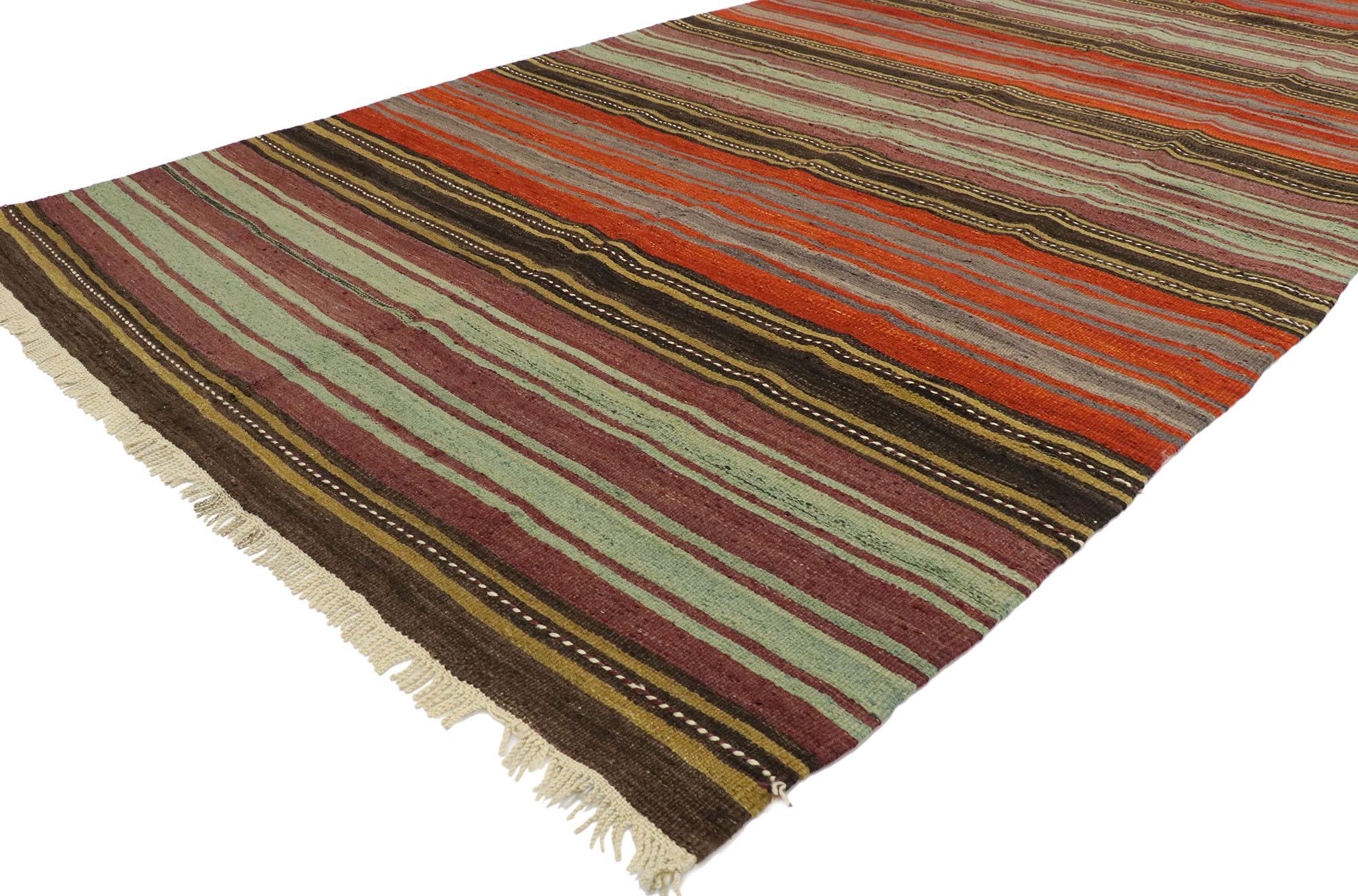 53114 Türkischer gestreifter Kilim-Teppich, vintage. Mit seinen warmen Farbtönen und seiner robusten Schönheit schafft es dieser handgewebte, gestreifte Kelimteppich aus Wolle, zeitgenössische, moderne und traditionelle Designelemente miteinander zu