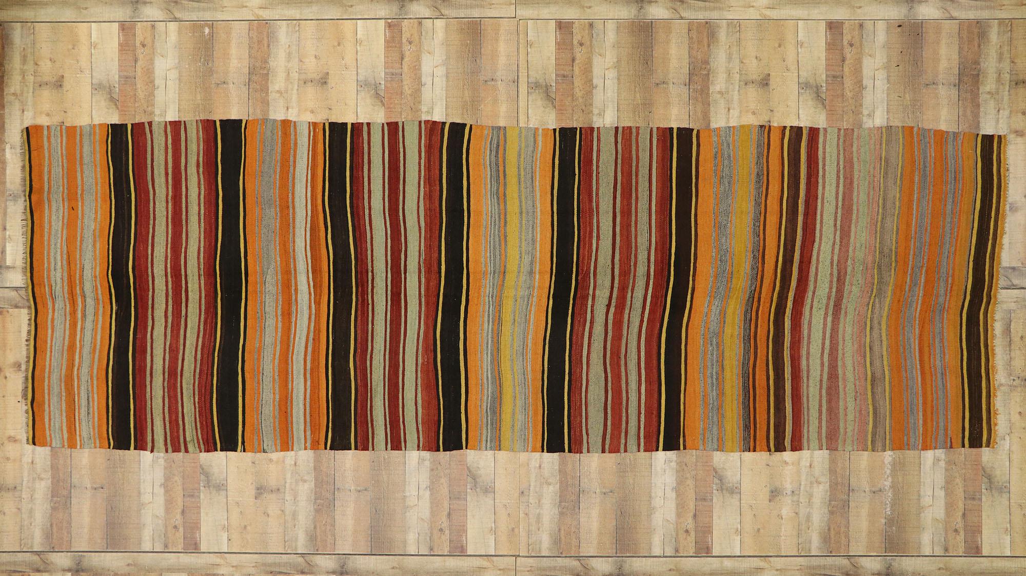 Tapis Kilim turc rayé de couleur terre des années 1970 en vente 2