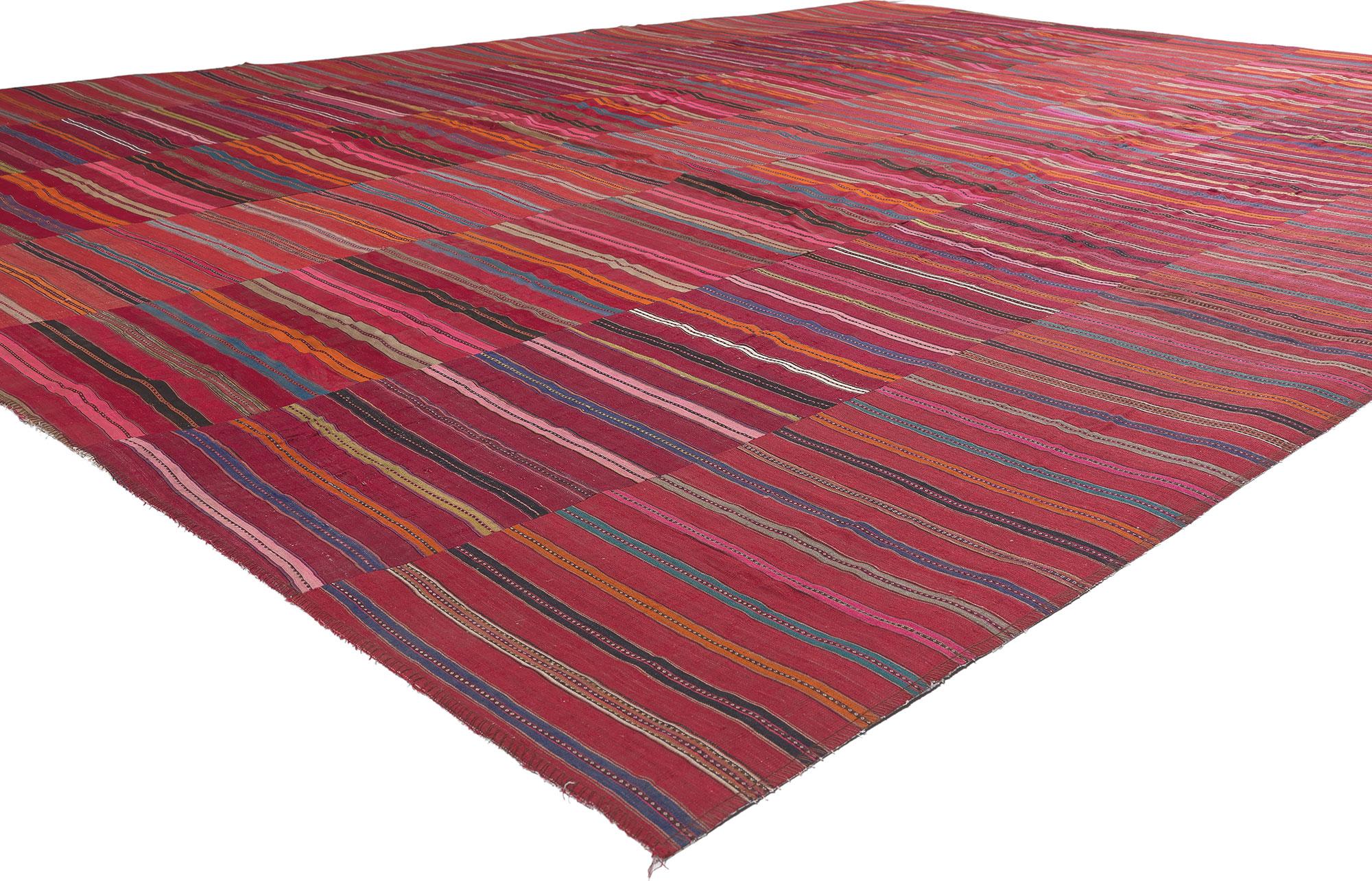60645 Vintage Turkish Striped Kilim Rug, 09'05 x 13'00.
Ce tapis kilim turc vintage en laine, tissé à la main, allie le charme des intempéries à la beauté sauvage et à la sensibilité rustique. Le design rayé et les couleurs vives tissées dans cette
