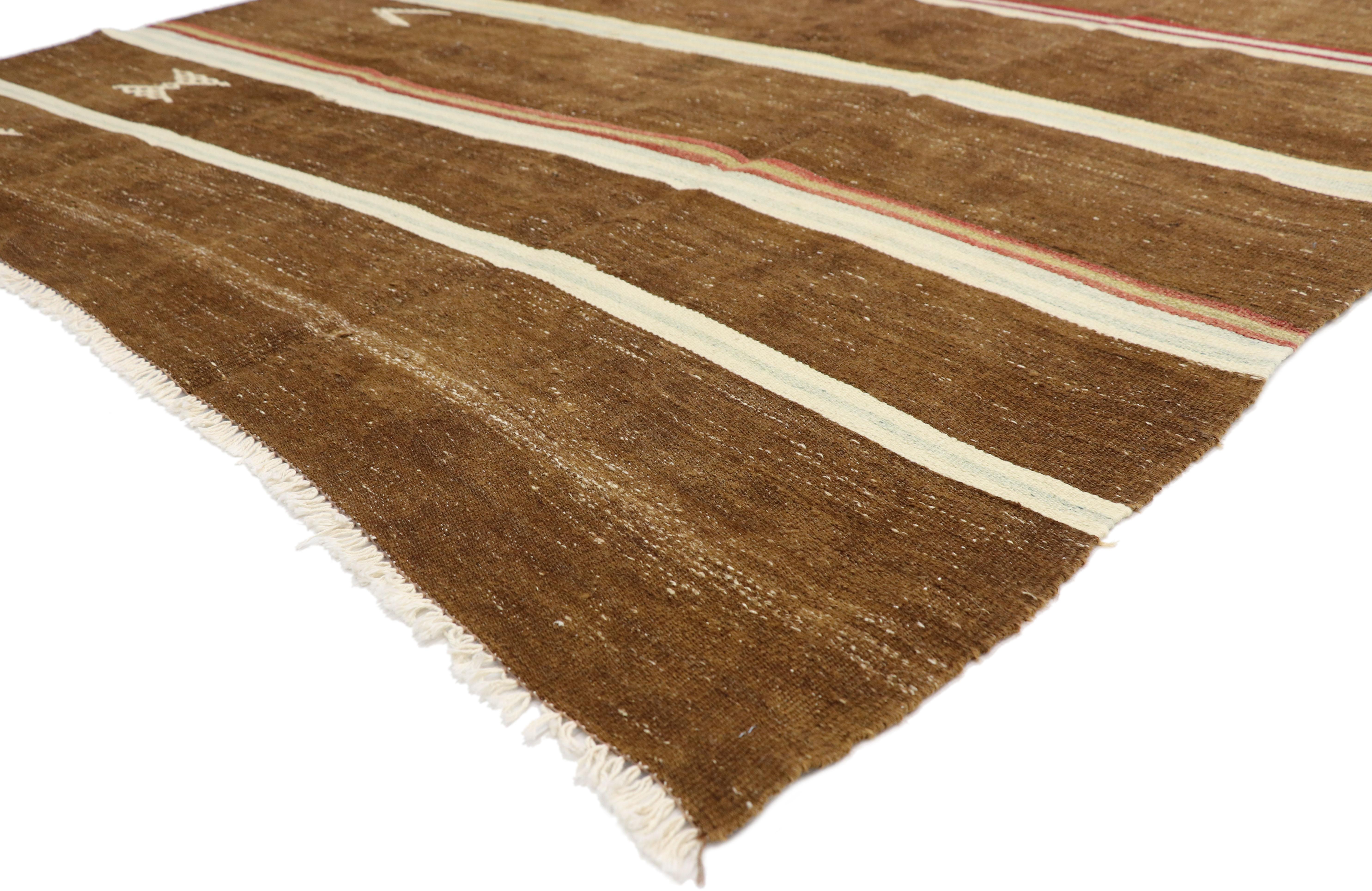 51324, gestreifter türkischer Kelim-Teppich im böhmischen Tribal-Stil, flachgewebter Teppich. Dieser handgewebte, gestreifte türkische Flachgewebe-Kilim aus Wolle weist horizontale Bänder auf, die mit symbolischen Stammesmotiven übersät sind. Dieser