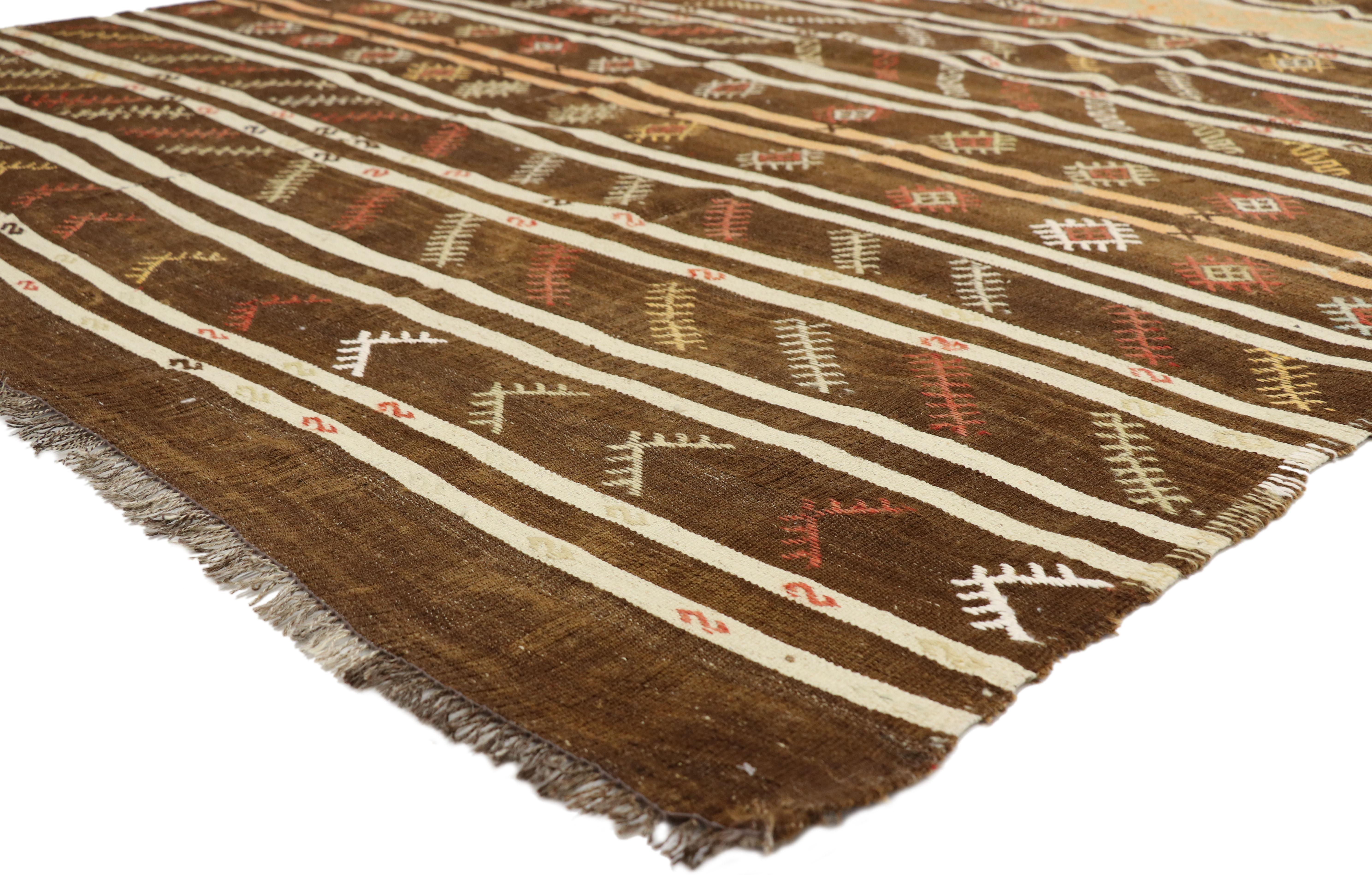 51333, gestreifter türkischer Kelim-Teppich im böhmischen Tribal-Stil, Flachgewebe-Teppich. Dieser handgewebte, gestreifte türkische Kilim-Teppich aus Wolle zeigt zweifarbige Bänder mit symbolischen türkischen Motiven auf einem warmen braunen