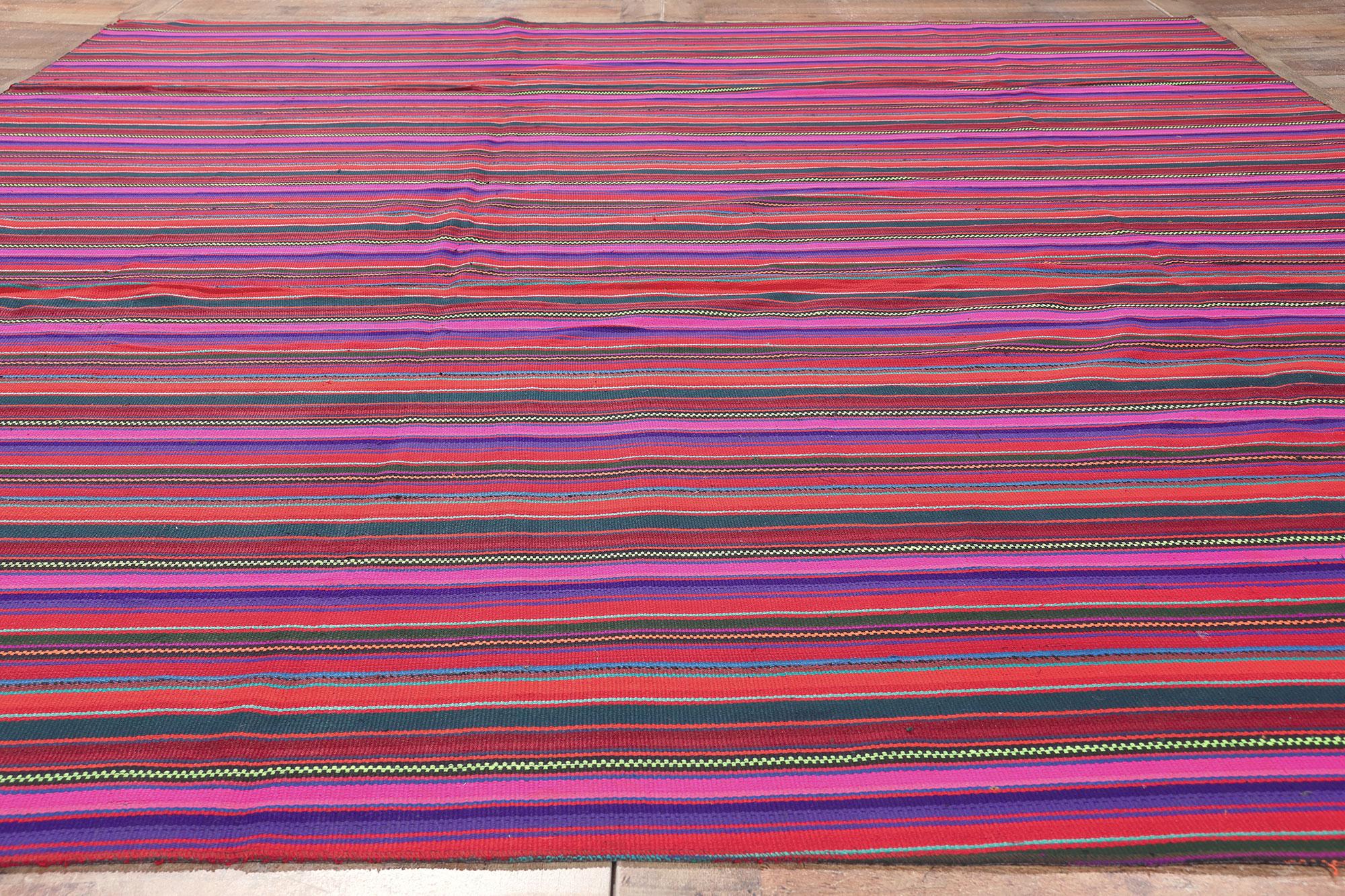 Türkischer gestreifter Kilim-Teppich im Vintage-Stil im Angebot 1