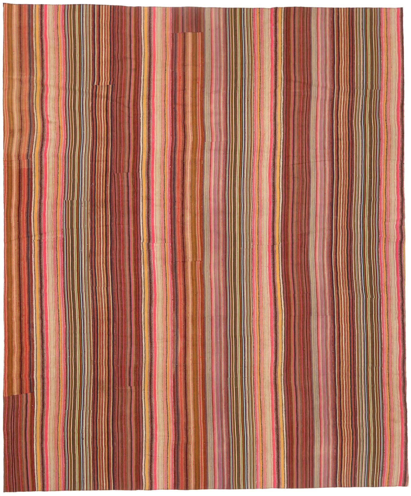 Türkischer gestreifter Vintage-Kelim-Teppich mit modernem, rustikalem Cabin-Stil, Vintage (Rustikal) im Angebot