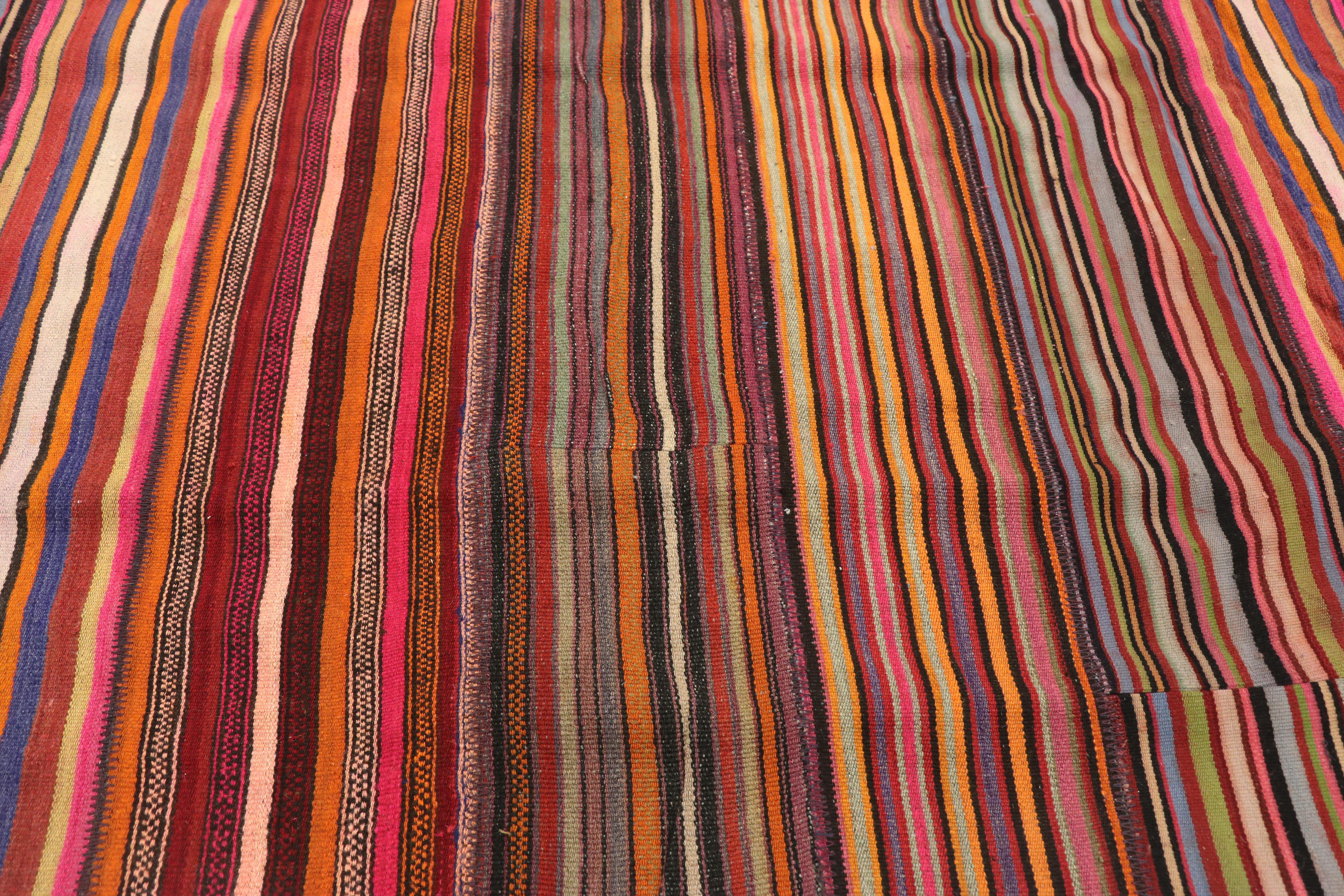 Türkischer gestreifter Vintage Kelim-Teppich im modernen, rustikalen Cabin-Stil im Used-Stil, im Used-Stil (Wolle) im Angebot
