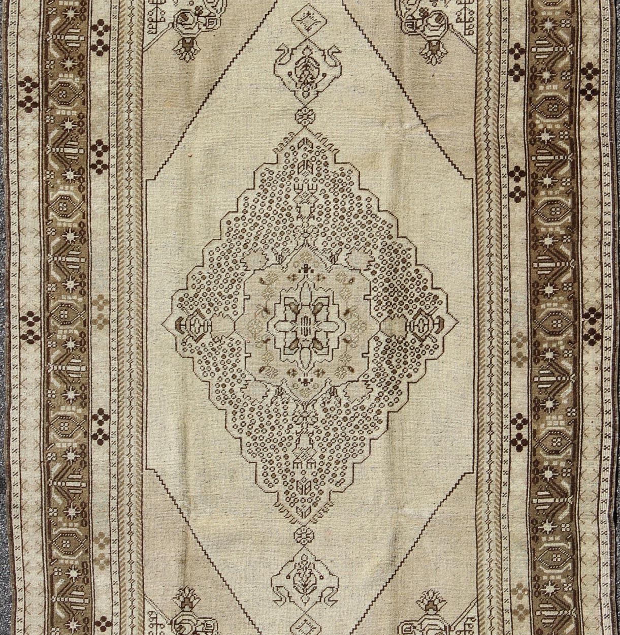 20th Century Vintage Turkish Stylized Medallion Oushak Rug in Sandy Neutrals and Earth Tones For Sale