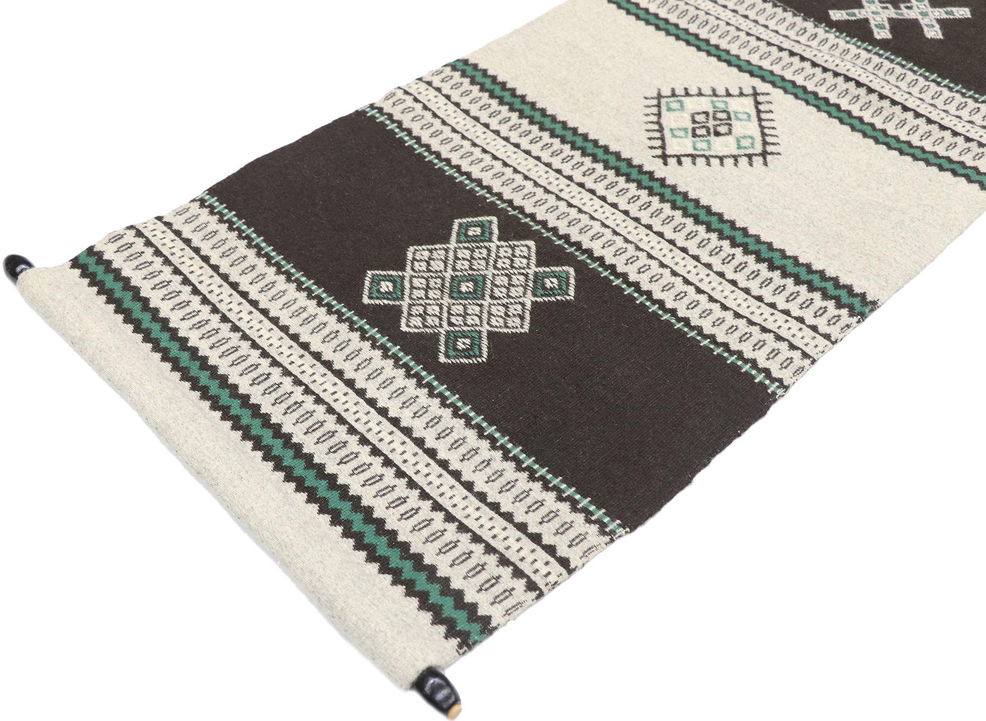 77766 Türkischer Vintage-Textil-Teppich, 01'06 x 04'08.
Mit seinem nomadischen Charme, seinen unglaublichen Details und seiner Struktur ist dieser textile Wandbehang im Vintage-Stil eine fesselnde Vision von gewebter Schönheit. Das auffällige