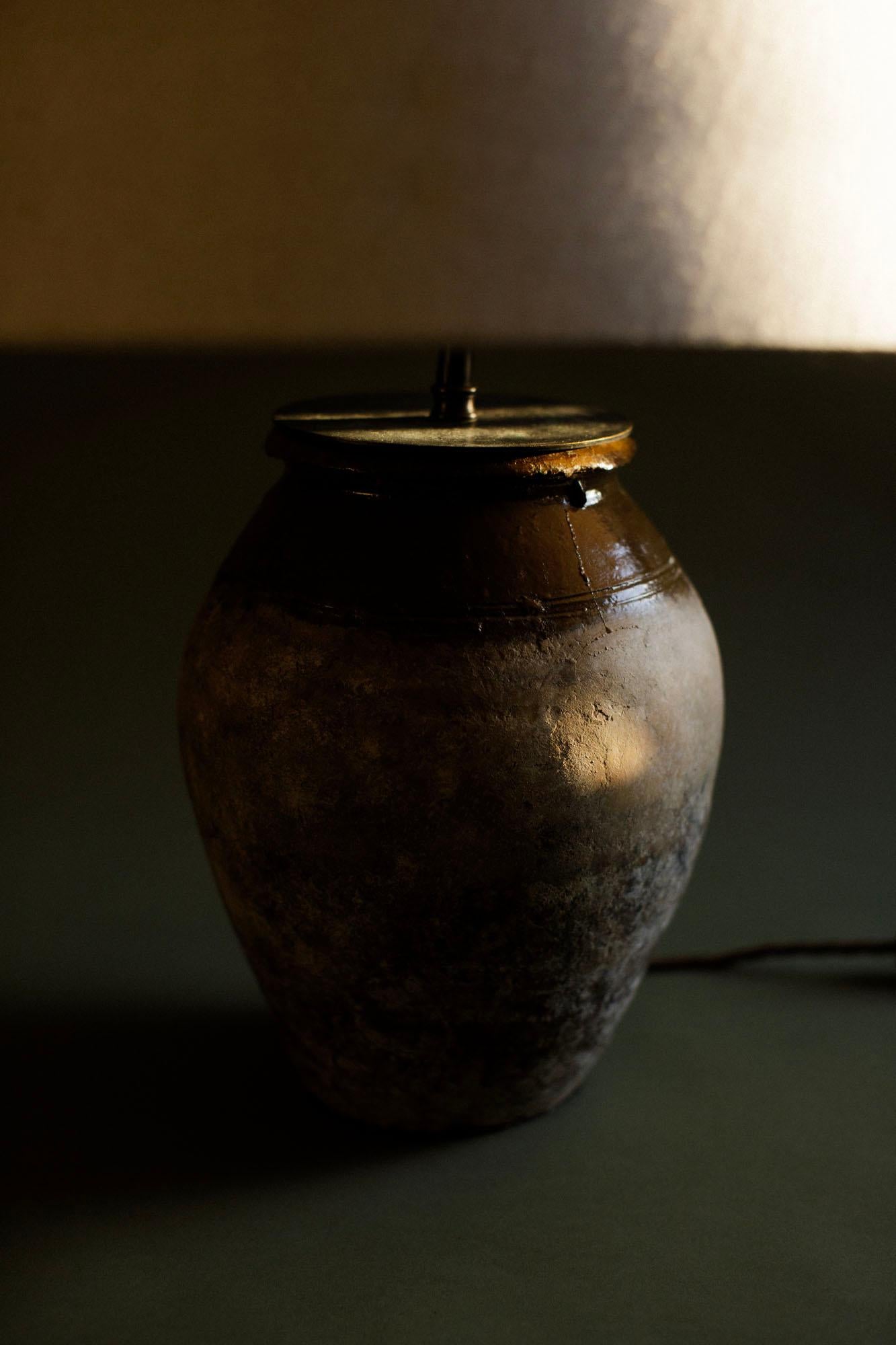Una lampada da tavolo vintage in terracotta turca con una morbida superficie color rame e una classica forma arrotondata. Realizzato a mano nel XX secolo utilizzando le tecniche tradizionali della ceramica anatolica, questo pezzo presenta un'usura