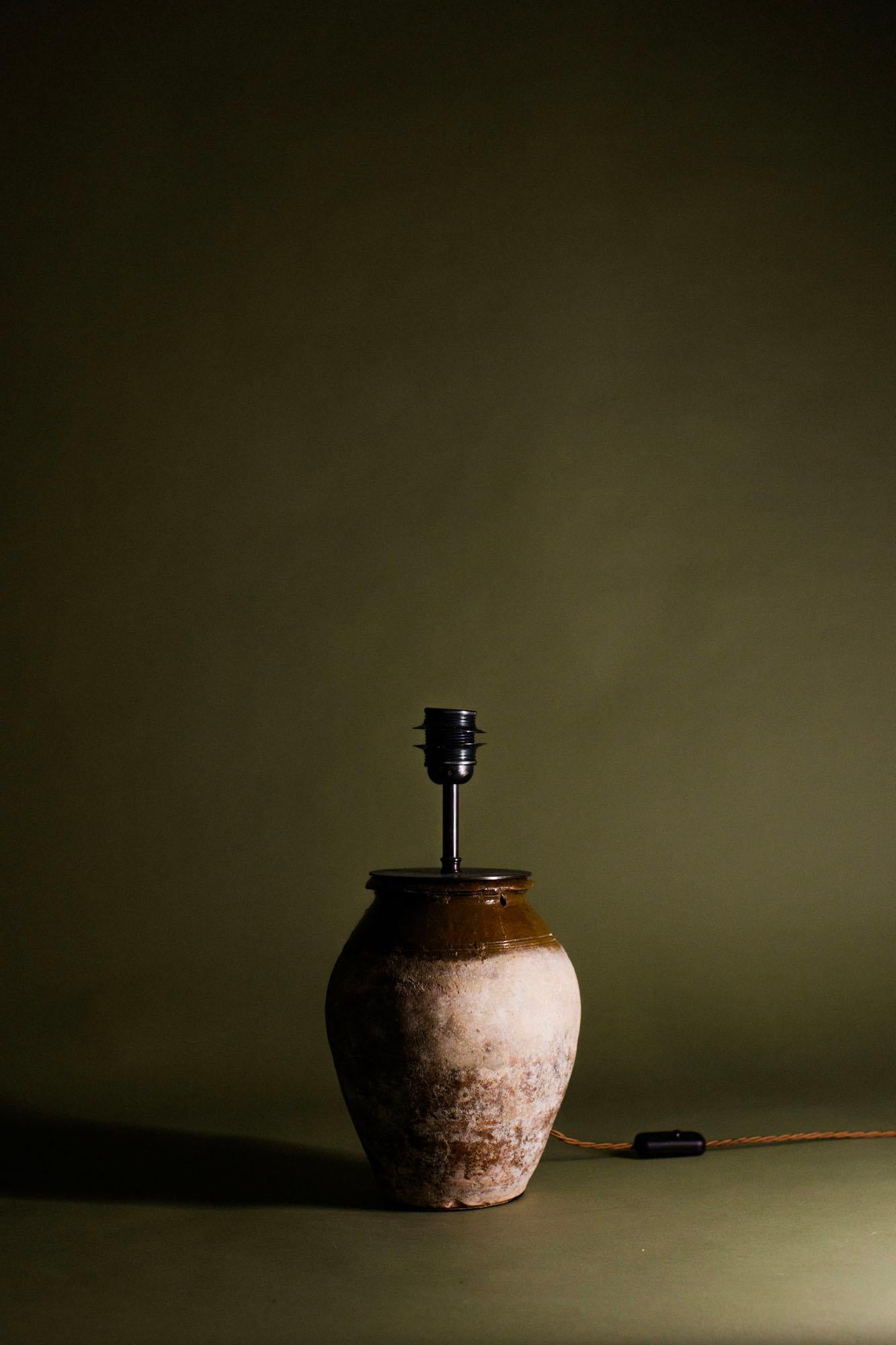 Primitivo Lampada da tavolo turca d'epoca in terracotta con smalto color rame, 20° secolo in vendita