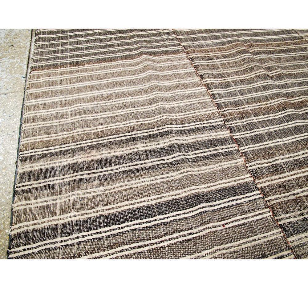 Vintage Turkish Textile Flat-Weave Rug In Good Condition For Sale In New York, NY