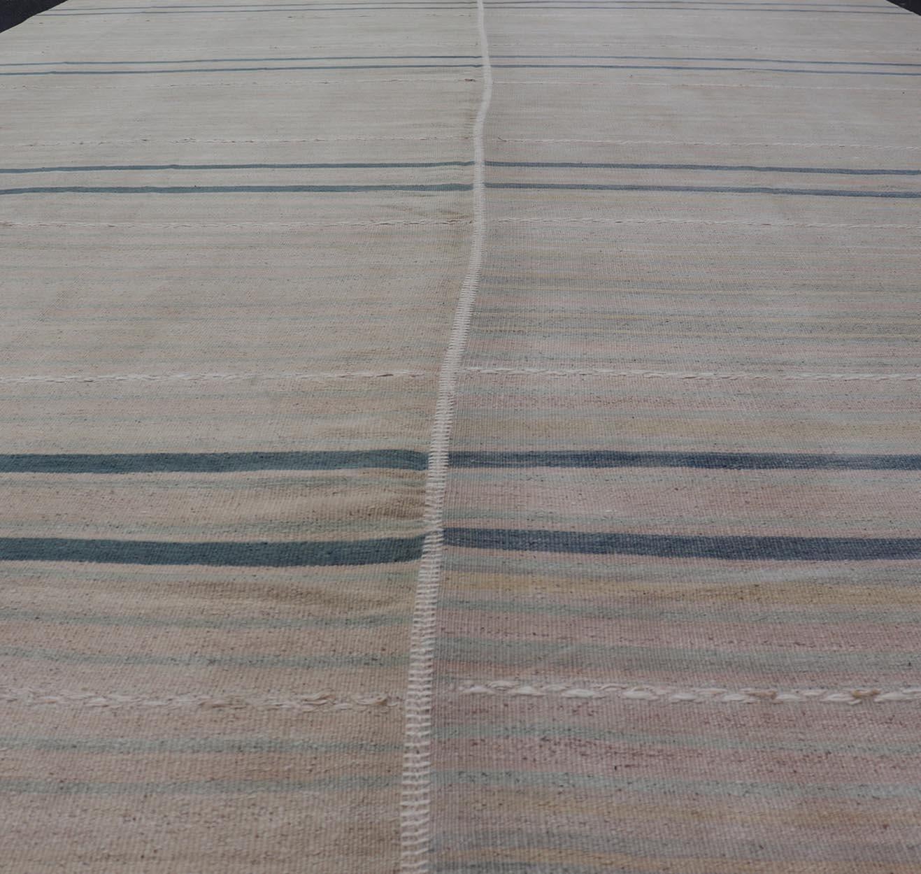 Rug & Kilim tribale turco d'epoca con strisce blu e color taupe  9'0 x 13'0 in vendita 3