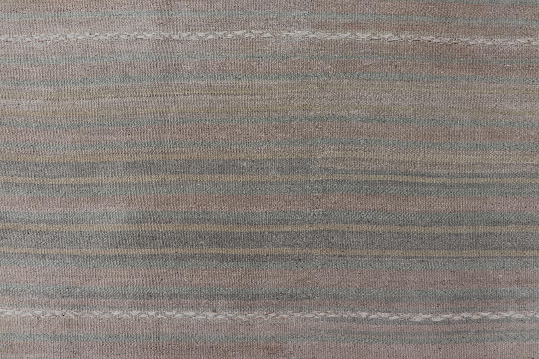Misure: 9'0 x 13'0 
Rug & Kilim tribale turco d'epoca con strisce blu e color taupe  9'0 x 13'0 
Keivan Woven Arts / Tappeto / EN-15417 Paese d'origine / tipo: Turchia / Kilim 

Il tappeto tribale turco Rug & Kilim è un mix perfetto di design