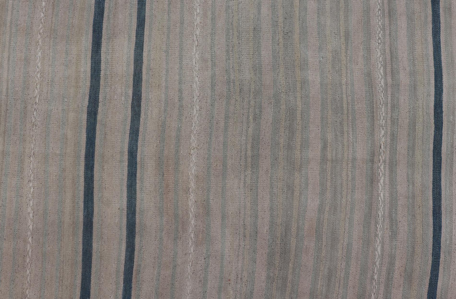 Turco Rug & Kilim tribale turco d'epoca con strisce blu e color taupe  9'0 x 13'0 in vendita