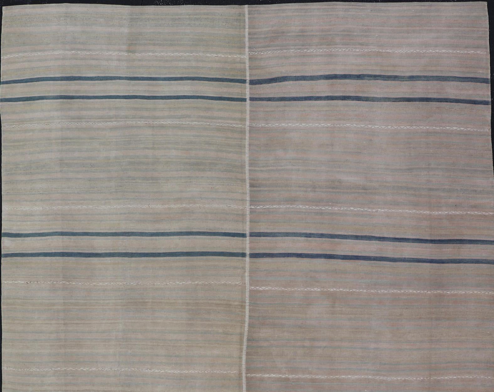 Tessuto a mano Rug & Kilim tribale turco d'epoca con strisce blu e color taupe  9'0 x 13'0 in vendita