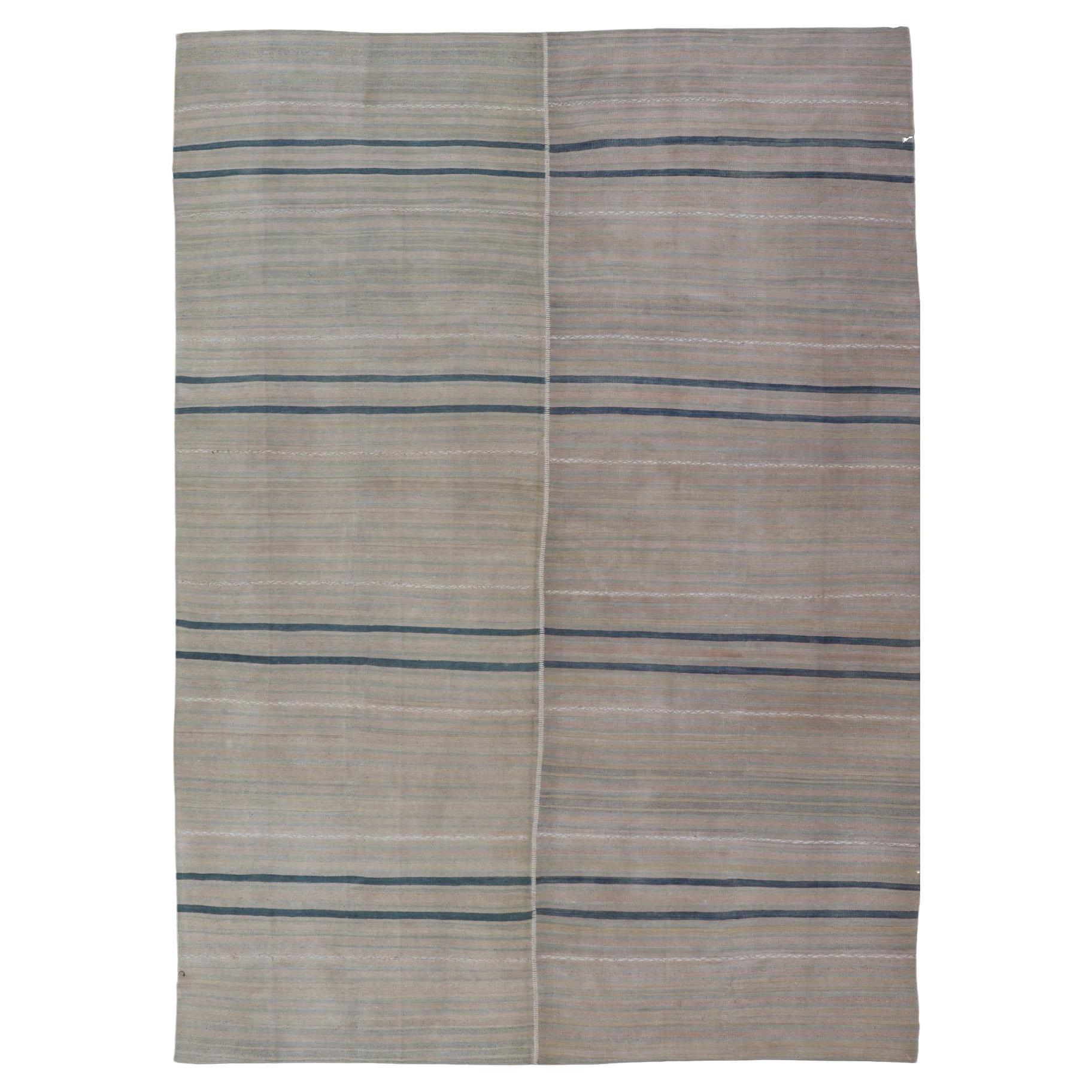 Vintage Turkish Tribal Kilim Teppich mit blauen Streifen und Taupe  9'0 x 13'0