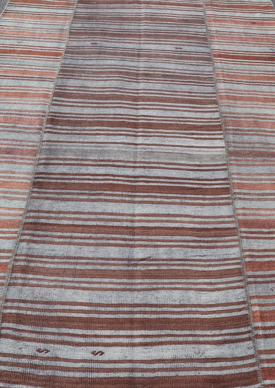 Tissé à la main Tapis Kilim turc tribal avec de riches rayures multicolores 6'5 x 10'4 en vente